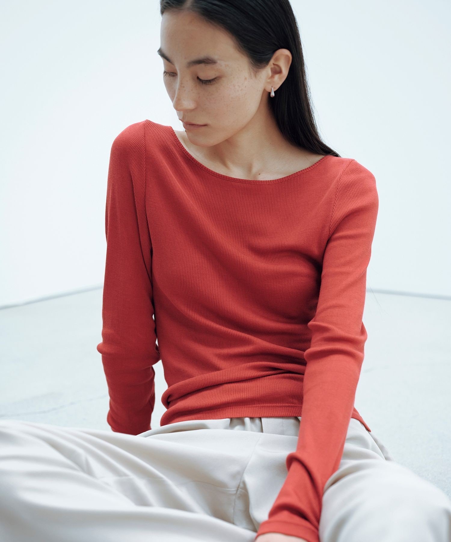 【サロン アダム エ ロペ/SALON adam et rope'】のHug Silkラウンドネックプルオーバー 3 / 新色追加 インテリア・キッズ・メンズ・レディースファッション・服の通販 founy(ファウニー) 　ファッション　Fashion　レディースファッション　Fashion for Women　トップス・カットソー　Cut & Sew Tops　カジュアルプルオーバー・ニットトップス　Pullovers & Knit Tops / Casual Pullovers　インナー　Innerwear　春　Spring　カーディガン　Cardigan, Knitwear　シルク　Silk, 100% Silk　シンプル　Simple, Minimal　ジャケット　Jacket, Outerwear　スリーブ　Sleeve, Long Sleeve / Short Sleeve　デコルテ　Décolleté, Neckline　デニム　Denim, Jeans Material　ハイネック　High Neck, Mock Neck　ベーシック　Basic, Essential　ロング　Long, Long-Length　ワイド　Wide, Wide Fit　A/W・秋冬　Autumn/Winter　S/S・春夏　SS, Spring/Summer, Warm Season　夏　Summer　エレガント 上品　Elegant　レッド(60)|ID: prp329100004967682 ipo3291000000037260556