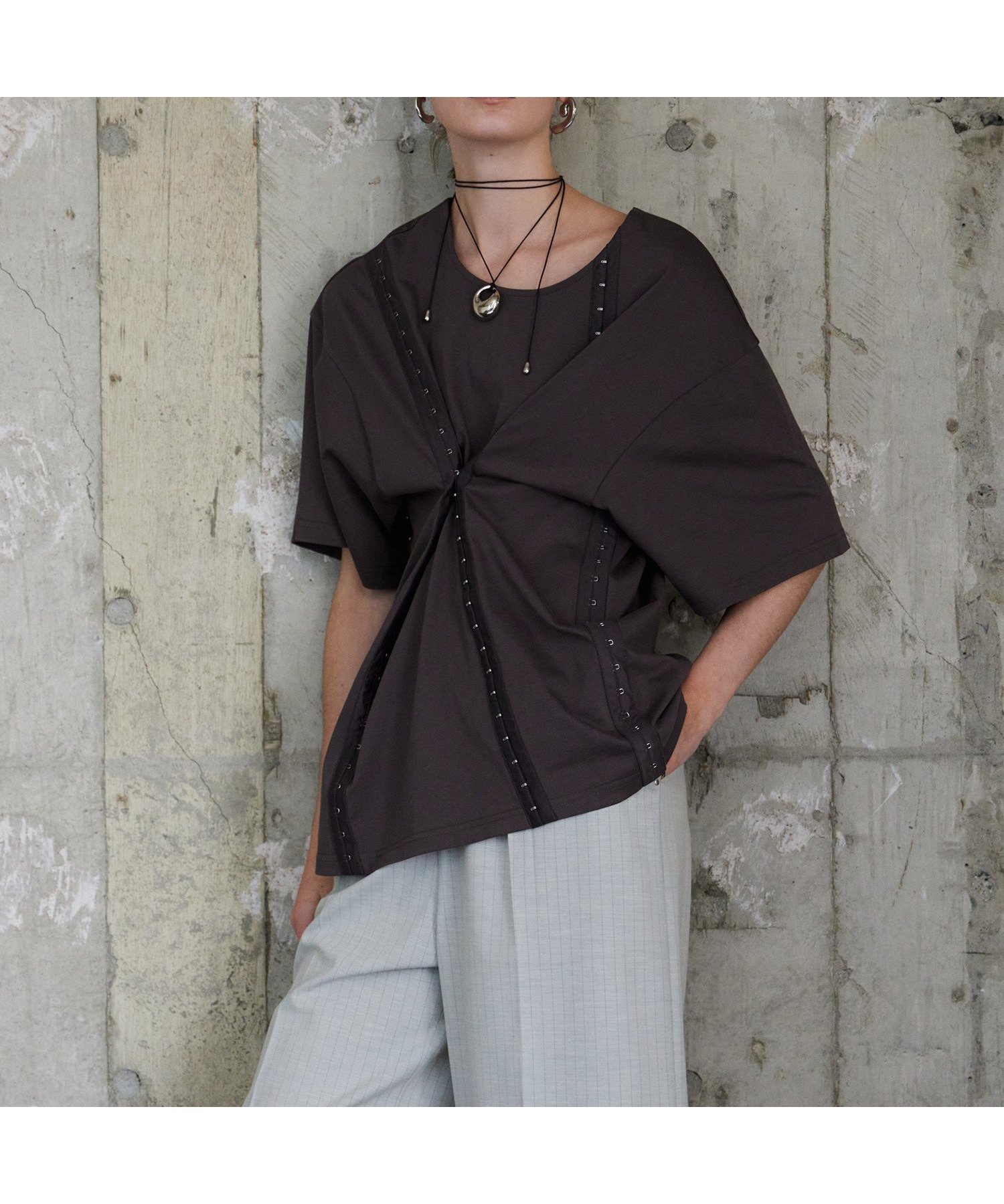 【メゾンスペシャル/MAISON SPECIAL】のHook-and-Eye Big Over T-Shirt / フックアイビッグオーバーTEE インテリア・キッズ・メンズ・レディースファッション・服の通販 founy(ファウニー) 　ファッション　Fashion　レディースファッション　Fashion for Women　トップス・カットソー　Cut & Sew Tops　シャツ・ブラウス・オフィスカジュアル　Elegant Blouses & Button-Ups　ロングTシャツ・Tシャツ　Longline T-Shirts & Tees　アシンメトリー　Asymmetrical Style　ドレープ　Drape, Draping Fabric　ベーシック　Basic, Essential　ランダム　Random, Irregular　C.GRY|ID: prp329100004967731 ipo3291000000037260756