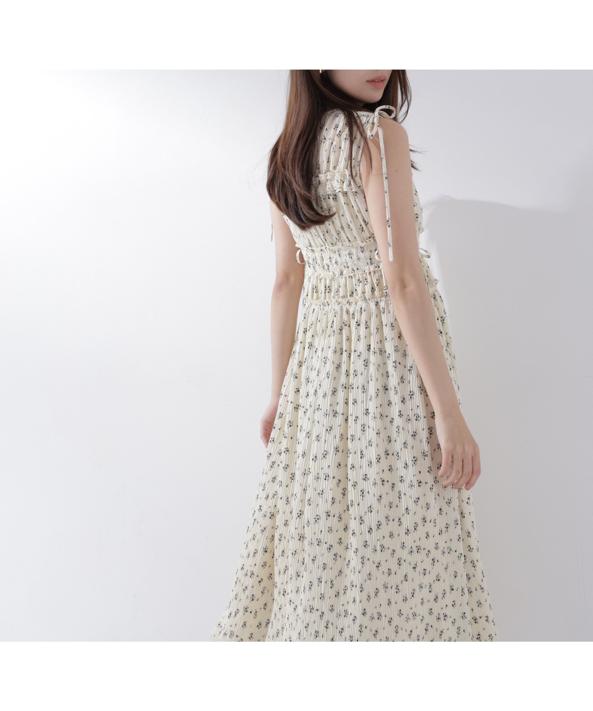 【ナチュラル ビューティー ベーシック/NATURAL BEAUTY BASIC】のフラワープリントドロストワンピース インテリア・キッズ・メンズ・レディースファッション・服の通販 founy(ファウニー) 　ファッション　Fashion　レディースファッション　Fashion for Women　ワンピース　Dresses　シャーリング　Shirring, Ruched　フィット　Fit, Slim Fit　エレガント 上品　Elegant　アイボリーベース2|ID: prp329100004972111 ipo3291000000037283968