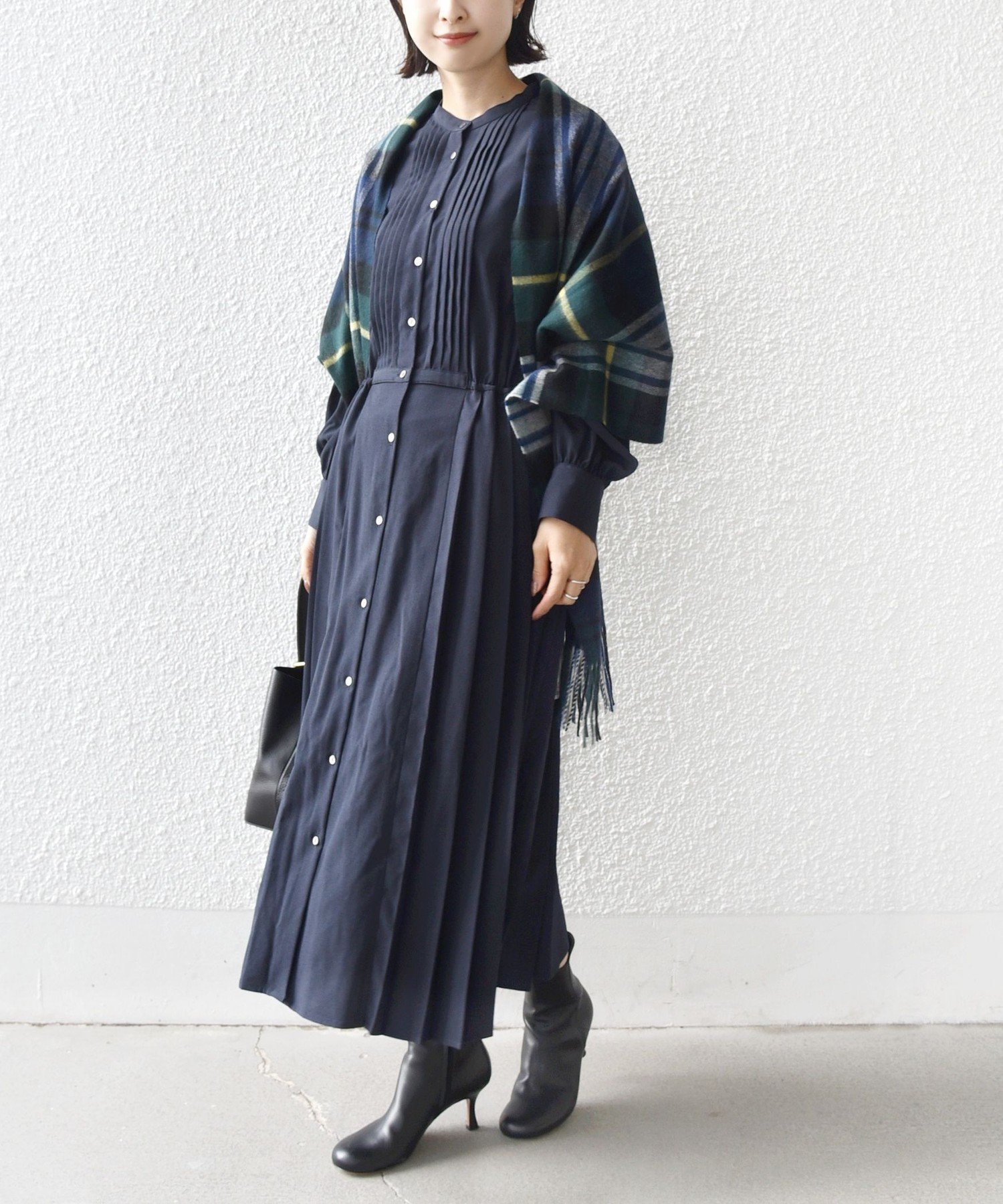 【シップス/SHIPS】の手洗い可能 ドット / 花柄 バンドカラー サイド プリーツ ワンピース インテリア・キッズ・メンズ・レディースファッション・服の通販 founy(ファウニー) 　ファッション　Fashion　レディースファッション　Fashion for Women　ワンピース　Dresses　ギャザー　Gathered, Ruffled　ストーン　Stone, Gem-Like　スニーカー　Sneakers, Trainers　ドット　Polka Dot, Dot Pattern　ブラウジング　Blouson Silhouette, Cinched Waist　プリント　Print, Printed Pattern　プリーツ　Pleats, Pleated　ペチコート　Petticoat, Underskirt　ポケット　Pocket, Pocket Detail　無地　Plain, Solid Color　ラベンダー　Lavender　おすすめ　Recommended / Our Picks　エレガント 上品　Elegant　2026年　2026　2026春夏・S/S　Spring/Summer 2026 SS26　ネイビー|ID: prp329100004972815 ipo3291000000037287187