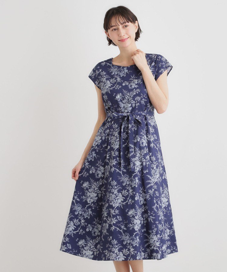 【ローラアシュレイ/LAURA ASHLEY】の【洗える/コットン100%/3colors/同柄アイテムあり】ウォールド ガーデン柄ワンピース インテリア・キッズ・メンズ・レディースファッション・服の通販 founy(ファウニー) 　ファッション　Fashion　レディースファッション　Fashion for Women　ワンピース　Dresses　春　Spring　洗える　Machine Washable　カーディガン　Cardigan, Knitwear　ガーデン　Garden, Gardening　サンダル　Sandals, Summer Shoes　スニーカー　Sneakers, Trainers　スマート　Smart, Elegant　スリーブ　Sleeve, Long Sleeve / Short Sleeve　デコルテ　Décolleté, Neckline　フレンチ　French, French Style　ボタニカル　Botanical, Floral Pattern　ポケット　Pocket, Pocket Detail　リボン　Ribbon, Bow　S/S・春夏　SS, Spring/Summer, Warm Season　おすすめ　Recommended / Our Picks　夏　Summer　旅行　Travel　ネイビー|ID: prp329100004973228 ipo3291000000037289270