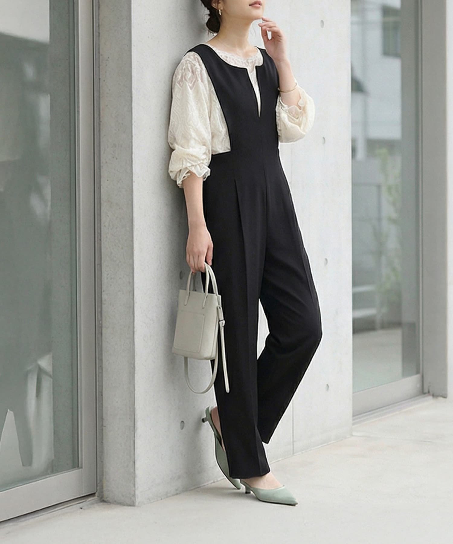 【スタイルデリ/STYLE DELI】のスリットネックタックサロペット インテリア・キッズ・メンズ・レディースファッション・服の通販 founy(ファウニー) 　ファッション　Fashion　レディースファッション　Fashion for Women　ワンピース　Dresses　サロペット&オールインワン　Dungarees & Jumpsuit Styles　イエロー　Yellow　インナー　Innerwear　春　Spring　カットソー　Cut and Sewn Top　クール　Cool, Chic　サロペット　Overalls, Salopette　ジャケット　Jacket, Outerwear　スタイリッシュ　Stylish, Fashionable　スニーカー　Sneakers, Trainers　スリット　Slit, Slit Detail　スーツ　Suit, Formalwear　センター　Center, Center Line　定番　Standard, Basic Item　フロント　Front, Front Design　ポケット　Pocket, Pocket Detail　ラップ　Wrap, Wrap Design　ループ　Loop, Loop Knit　ロング　Long, Long-Length　ワイド　Wide, Wide Fit　S/S・春夏　SS, Spring/Summer, Warm Season　夏　Summer　エレガント 上品　Elegant　ブラック|ID: prp329100004973506 ipo3291000000037290374