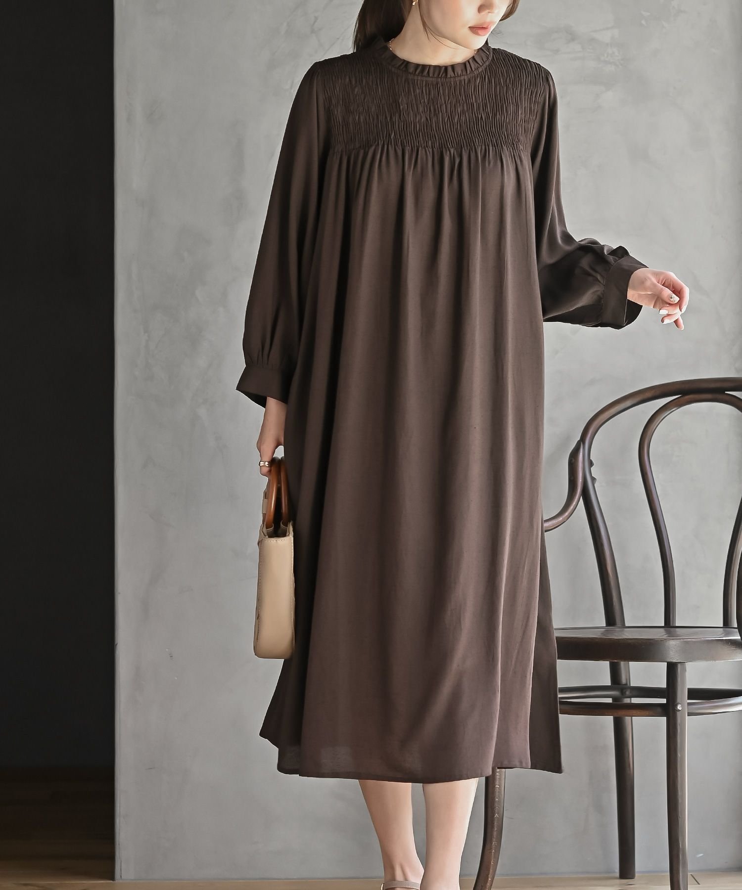 【アールピーエス/rps】のレーヨン麻スモッキング7分袖ワンピース インテリア・キッズ・メンズ・レディースファッション・服の通販 founy(ファウニー) 　ファッション　Fashion　レディースファッション　Fashion for Women　ワンピース　Dresses　インド　Indian Textile　スモッキング　Smocking, Gathered Stitching　フェミニン　Feminine, Girly　フリル　Frill, Ruffle　ポケット　Pocket, Pocket Detail　ミックス　Mix, Mixed Style　ダークブラウン|ID: prp329100004973509 ipo3291000000037290387