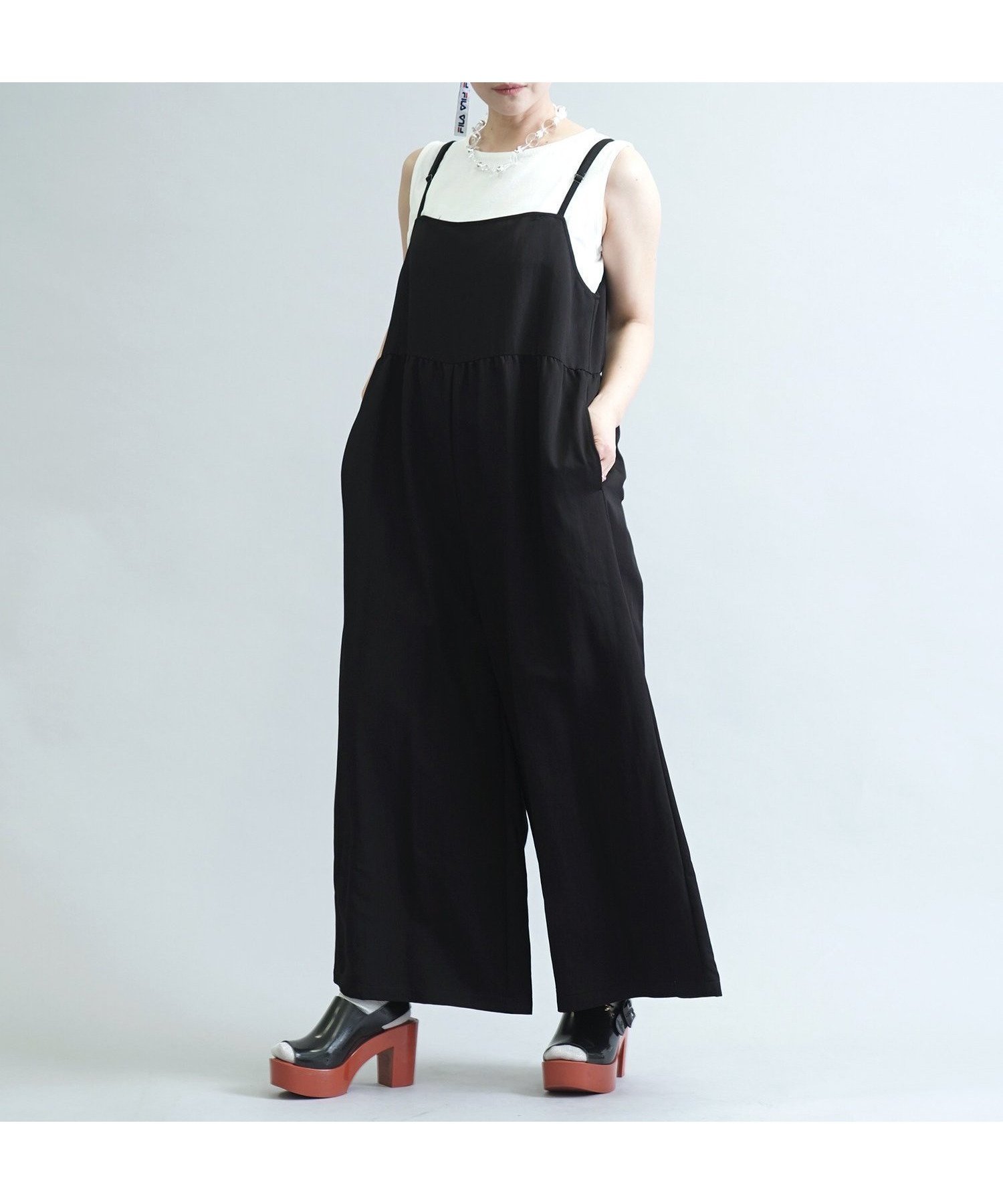 【ミーテ/miite】のレーヨンナイロンツイルリラックスサロペット インテリア・キッズ・メンズ・レディースファッション・服の通販 founy(ファウニー) 　ファッション　Fashion　レディースファッション　Fashion for Women　ワンピース　Dresses　サロペット&オールインワン　Dungarees & Jumpsuit Styles　イタリア　Italy　春　Spring　カットソー　Cut and Sewn Top　軽量　Lightweight, Ultra Light　シンプル　Simple, Minimal　セットアップ　Set-Up, Coordinated Outfit　ツイル　Twist, Twisted Detail　トレンド　Trend, Trending Now　フォルム　Silhouette, Form　フレア　Flare, Flared　ヘムライン　Hemline, Bottom Cut　ベスト　Vest, Waistcoat　ワーク　Workwear, Utility Style　S/S・春夏　SS, Spring/Summer, Warm Season　おすすめ　Recommended / Our Picks　夏　Summer　エレガント 上品　Elegant　ブラック|ID: prp329100004974004 ipo3291000000037292261