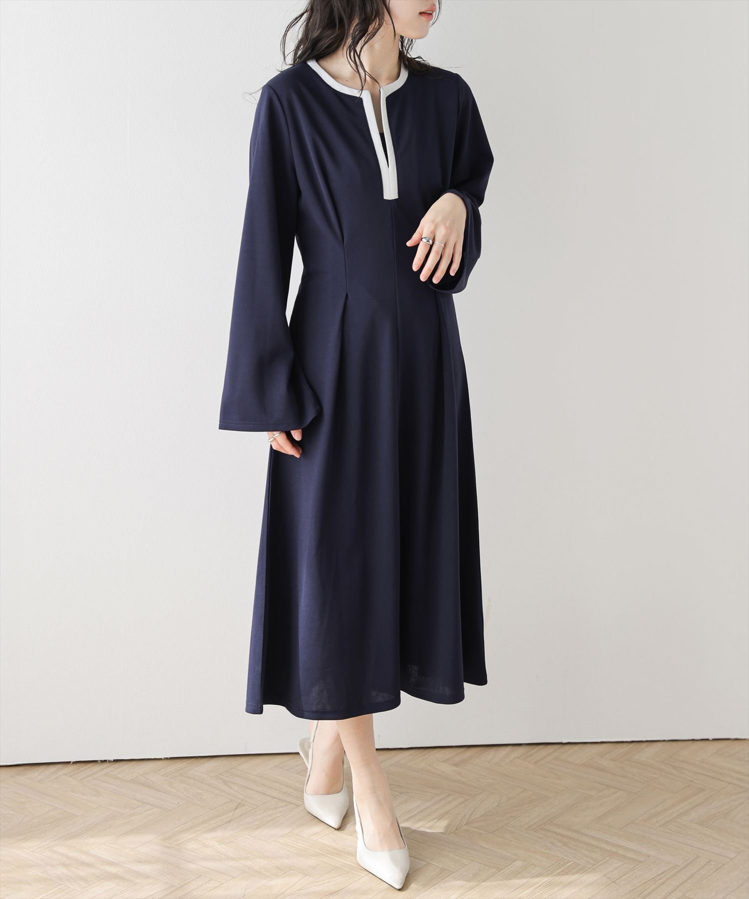 【ラジュール/Lajour】の配色キーネックロングワンピース インテリア・キッズ・メンズ・レディースファッション・服の通販 founy(ファウニー) 　ファッション　Fashion　レディースファッション　Fashion for Women　ワンピース　Dresses　2026年　2026　2026春夏・S/S　Spring/Summer 2026 SS26　フェミニン　Feminine, Girly　フレア　Flare, Flared　ロング　Long, Long-Length　エレガント 上品　Elegant　ネイビー|ID: prp329100004974016 ipo3291000000037292302