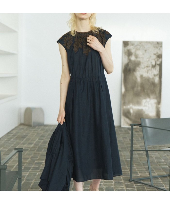 【レリアン/LEILIAN】の刺繍フレンチスリーブワンピース インテリア・キッズ・メンズ・レディースファッション・服の通販 founy(ファウニー) https://founy.com/ ファッション Fashion レディースファッション Fashion for Women ワンピース Dresses アクセサリー Fashion Accessories アンダー Underwear Essentials ウォッシャブル Machine Washable フラワー Flower, Floral フレア Flare, Flared ポケット Pocket, Pocket Detail モチーフ Motif, Design Theme ヨーク Yoke, Yoke Design |ID: prp329100004974056 ipo3291000000037292424