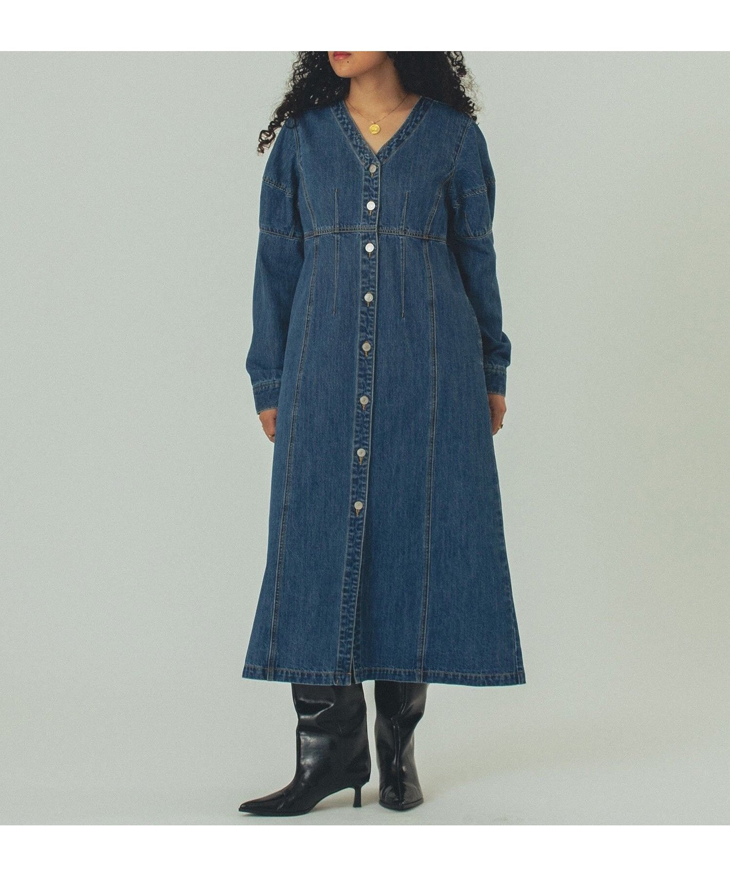 【ローズバッド/ROSE BUD】のDENIM VOLUME SLEEVE DRESS インテリア・キッズ・メンズ・レディースファッション・服の通販 founy(ファウニー) 　ファッション　Fashion　レディースファッション　Fashion for Women　トップス・カットソー　Cut & Sew Tops　ボリューム袖・フリルスリーブブラウス　Voluminous & Ruffle Sleeves / Puffy Sleeve Tops　ワンピース　Dresses　フォーマル・パーティードレス・結婚式用ドレス　Elegant & Casual Dresses　インディゴ　Indigo Denim　ヴィンテージ　Vintage Style　スタンダード　Standard, Basic　デコルテ　Décolleté, Neckline　デニム　Denim, Jeans Material　バランス　Balance, Style Balance　フロント　Front, Front Design　羽織　Haori, Light Jacket　エレガント 上品　Elegant　INDIGO|ID: prp329100004974122 ipo3291000000037292657