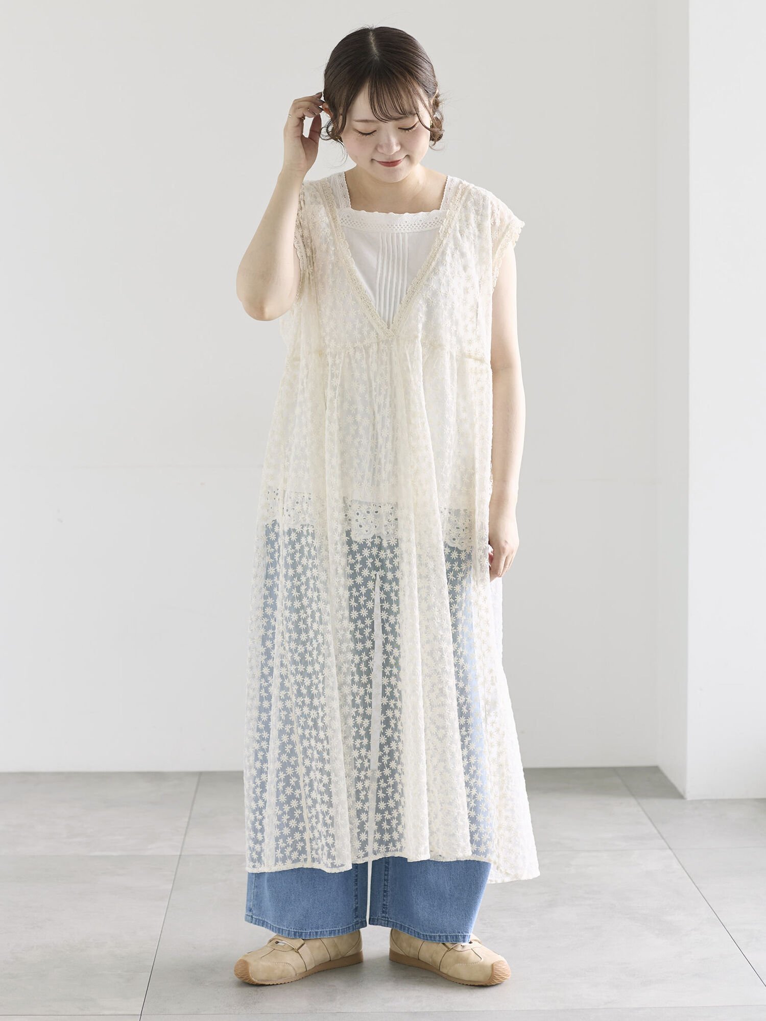 【サマンサモスモス/Samansa Mos2】のチュール刺繍前後2WAYノースリワンピース インテリア・キッズ・メンズ・レディースファッション・服の通販 founy(ファウニー) 　ファッション　Fashion　レディースファッション　Fashion for Women　ワンピース　Dresses　おすすめ　Recommended / Our Picks　チュール　Tulip, Tulip Motif　デニム　Denim, Jeans Material　キナリ|ID: prp329100004974209 ipo3291000000037292950