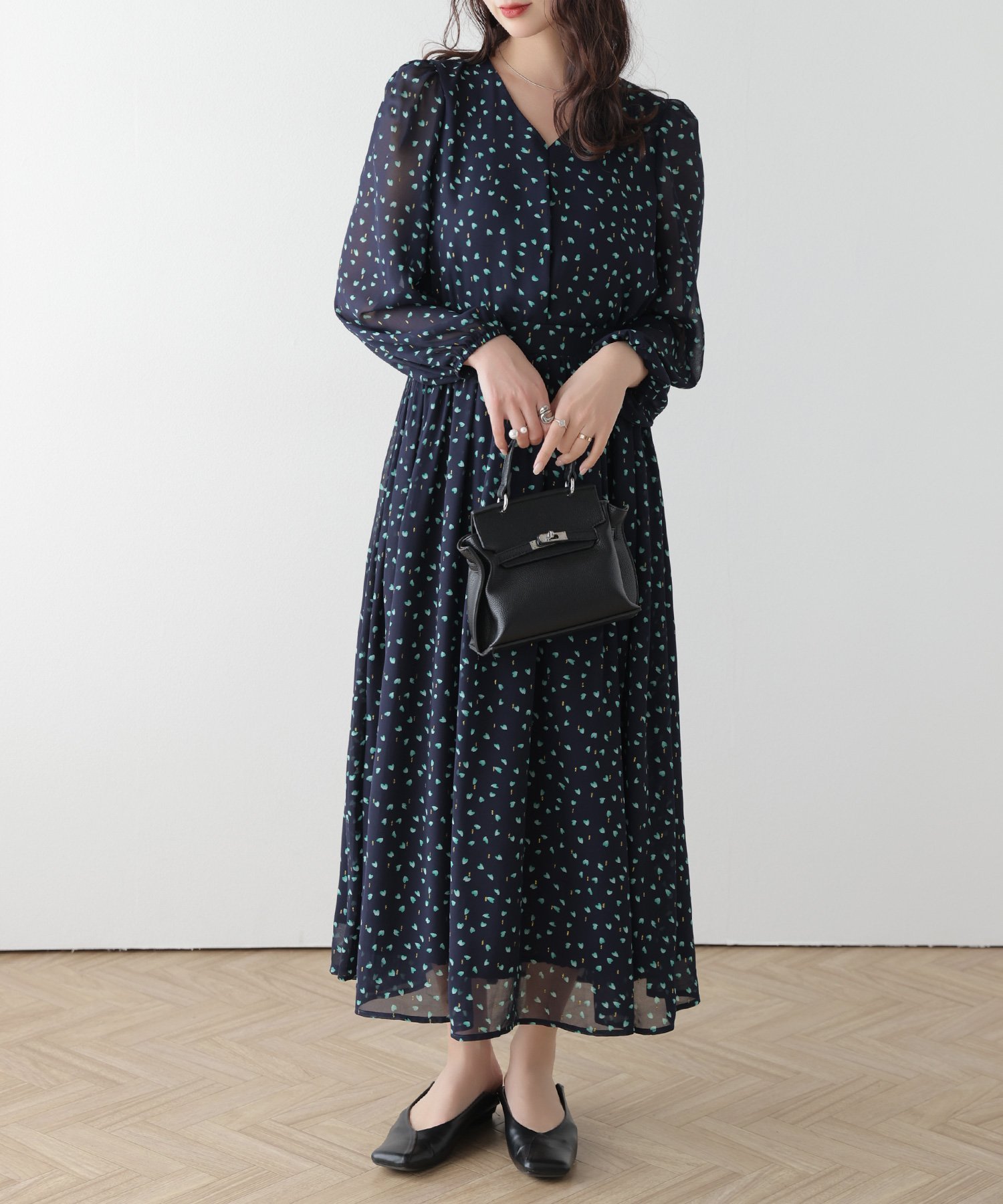 【ラジュール/Lajour】のVネックシアーフレアワンピース インテリア・キッズ・メンズ・レディースファッション・服の通販 founy(ファウニー) 　ファッション　Fashion　レディースファッション　Fashion for Women　ワンピース　Dresses　2026年　2026　2026春夏・S/S　Spring/Summer 2026 SS26　とろみ　Fluid, Flowy Fabric　シアー　Sheer, See-Through　スリーブ　Sleeve, Long Sleeve / Short Sleeve　デコルテ　Décolleté, Neckline　フェミニン　Feminine, Girly　フレア　Flare, Flared　ロング　Long, Long-Length　エレガント 上品　Elegant　Bタイプ|ID: prp329100004974348 ipo3291000000037293434