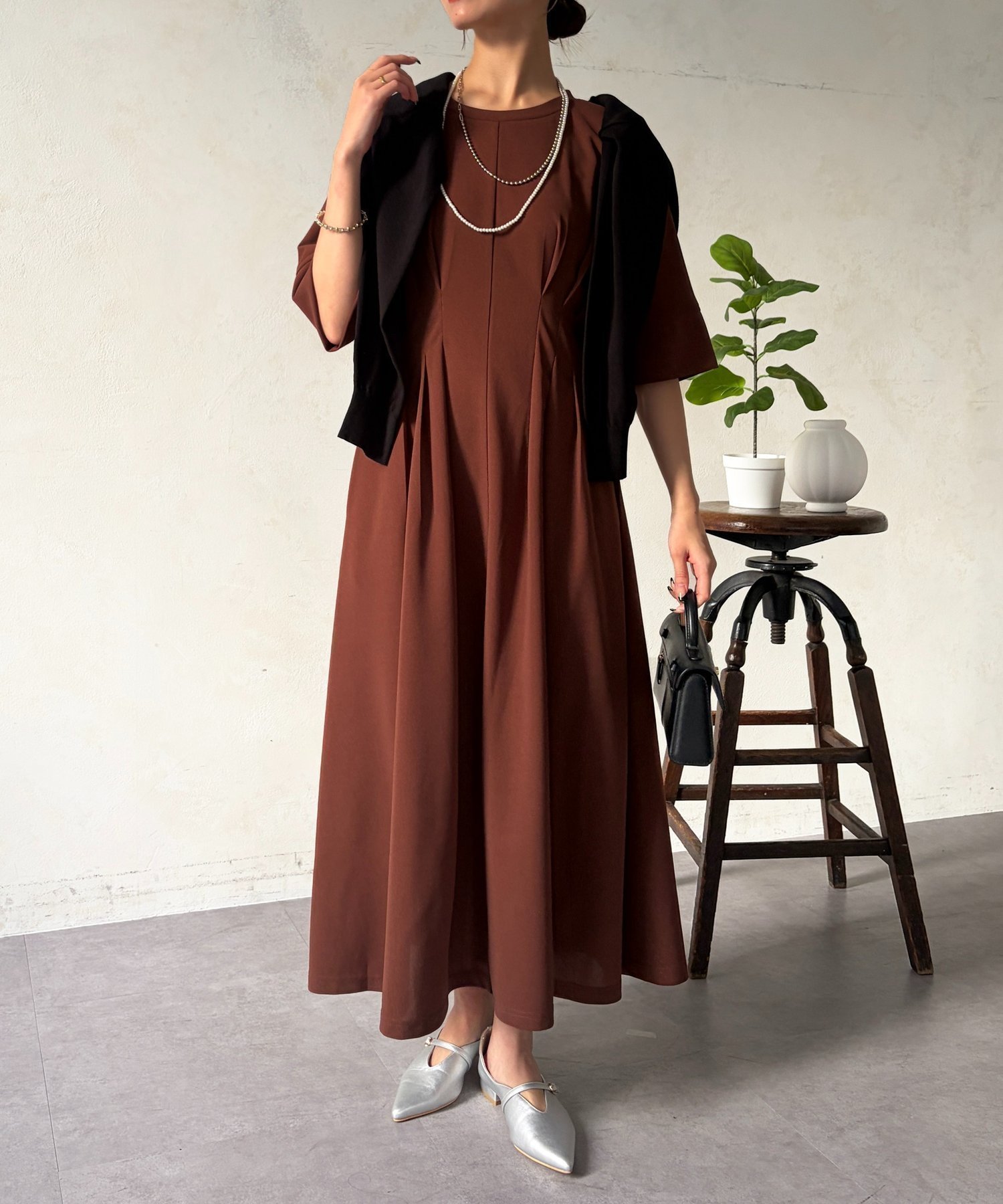 【シェトワ/Chez toi】のタックワンピース 大人の最旬トレンドファッション＆コーディネート founy(ファウニー) 　ファッション　Fashion　レディースファッション　Fashion for Women　ワンピース　Dresses　カーディガン　Cardigan, Knitwear　シンプル　Simple, Minimal　ネックレス　Necklace, Pendant Necklace　長袖　Long Sleeve, Full Sleeve　フレア　Flare, Flared　リラックス　Relax, Relaxed Fit　再入荷　Restock / Back in Stock　おすすめ　Recommended / Our Picks　エレガント 上品　Elegant　 other-1|ID: prp329100004974355 ipo3291000000037293460