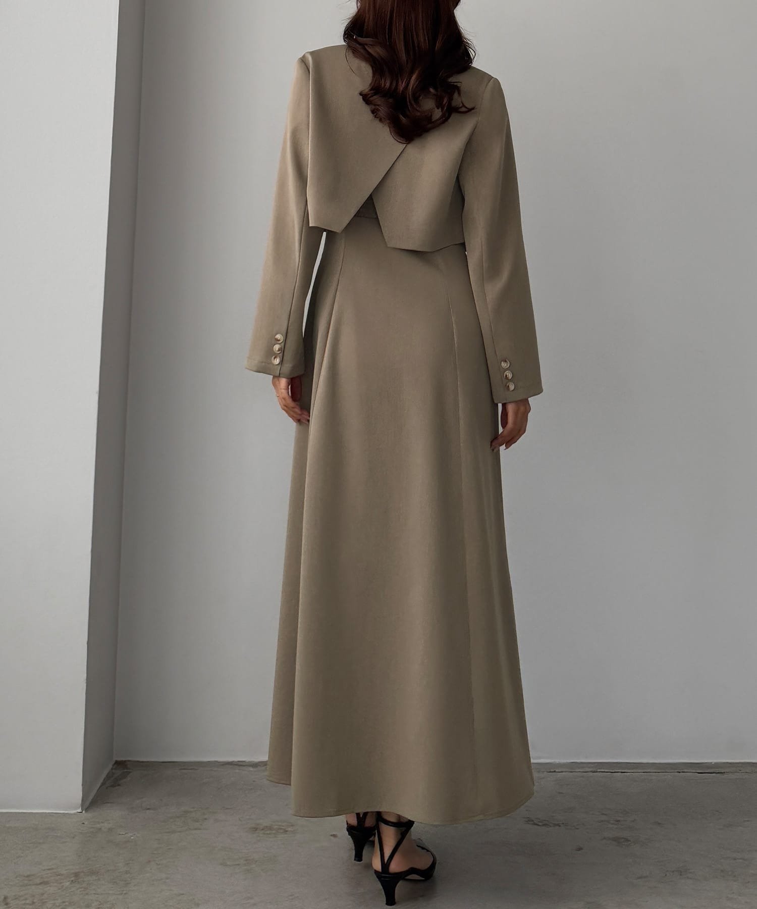 【ジュノア/JUNOAH】のLouere バックスリットショートジャケットsetキャミフレアワンピース インテリア・キッズ・メンズ・レディースファッション・服の通販 founy(ファウニー) 　ファッション　Fashion　レディースファッション　Fashion for Women　アウター　Coat / Outerwear Collection　レディースジャケット・軽アウター　Jackets　ジャケット　Jacket, Outerwear　グレージュ|ID: prp329100004974356 ipo3291000000037293468