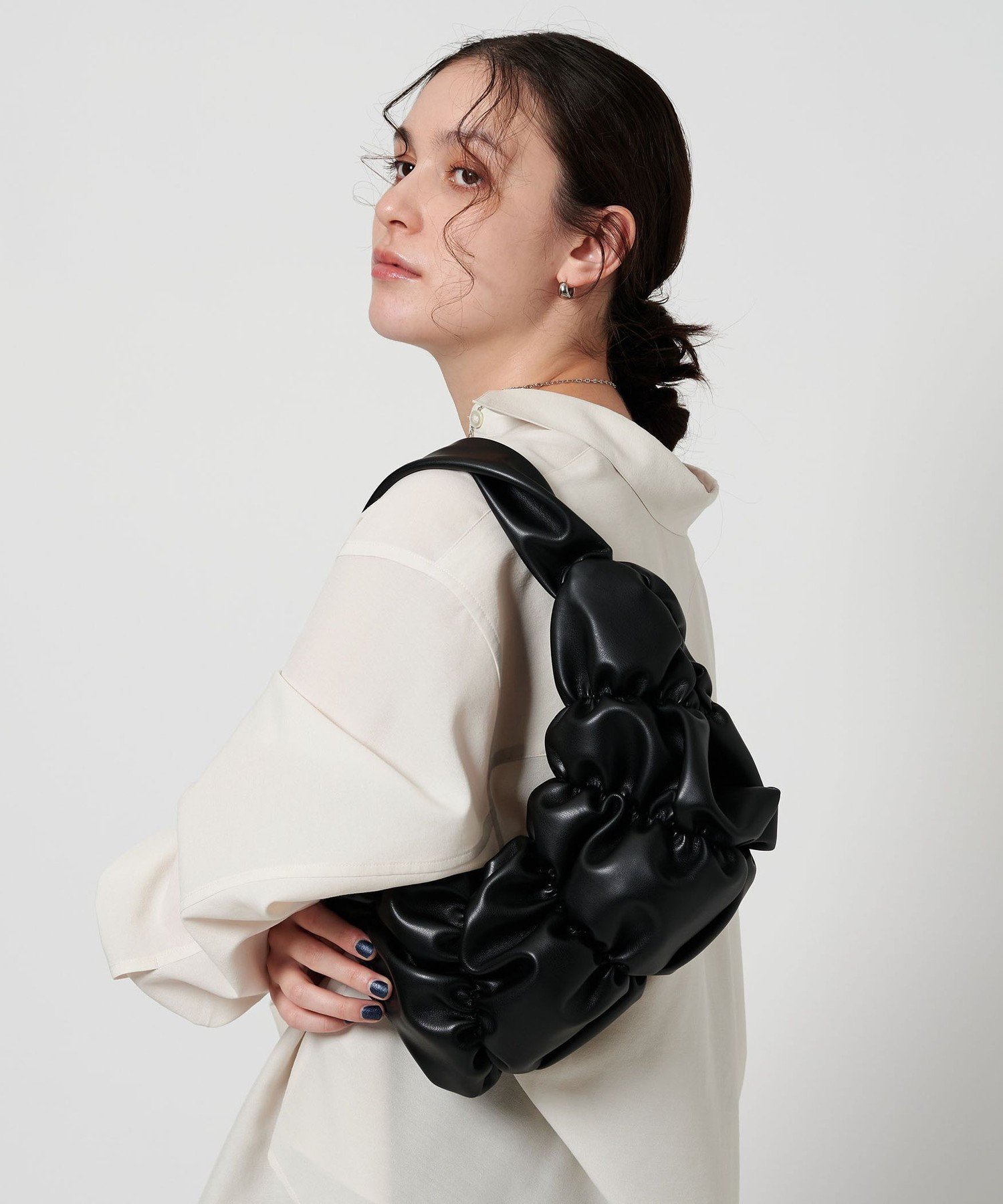 【ユナイテッドアローズ/UNITED ARROWS】のギャザー ムーン ワンショルダーバッグ インテリア・キッズ・メンズ・レディースファッション・服の通販 founy(ファウニー) 　ファッション　Fashion　レディースファッション　Fashion for Women　バッグ　Bags　ギャザー　Gathered, Ruffled　今季　This Season, Current Season　シルバー　Silver, Metallic Silver　スウェット / スエット　Sweatshirt, Sweatwear　財布　Wallet, Purse　デニム　Denim, Jeans Material　トレンド　Trend, Trending Now　ハーフ　Half, Half-Length　フェミニン　Feminine, Girly　ポケット　Pocket, Pocket Detail　アウトレット　Outlet / Clearance　BLACK|ID: prp329100004974384 ipo3291000000037293573