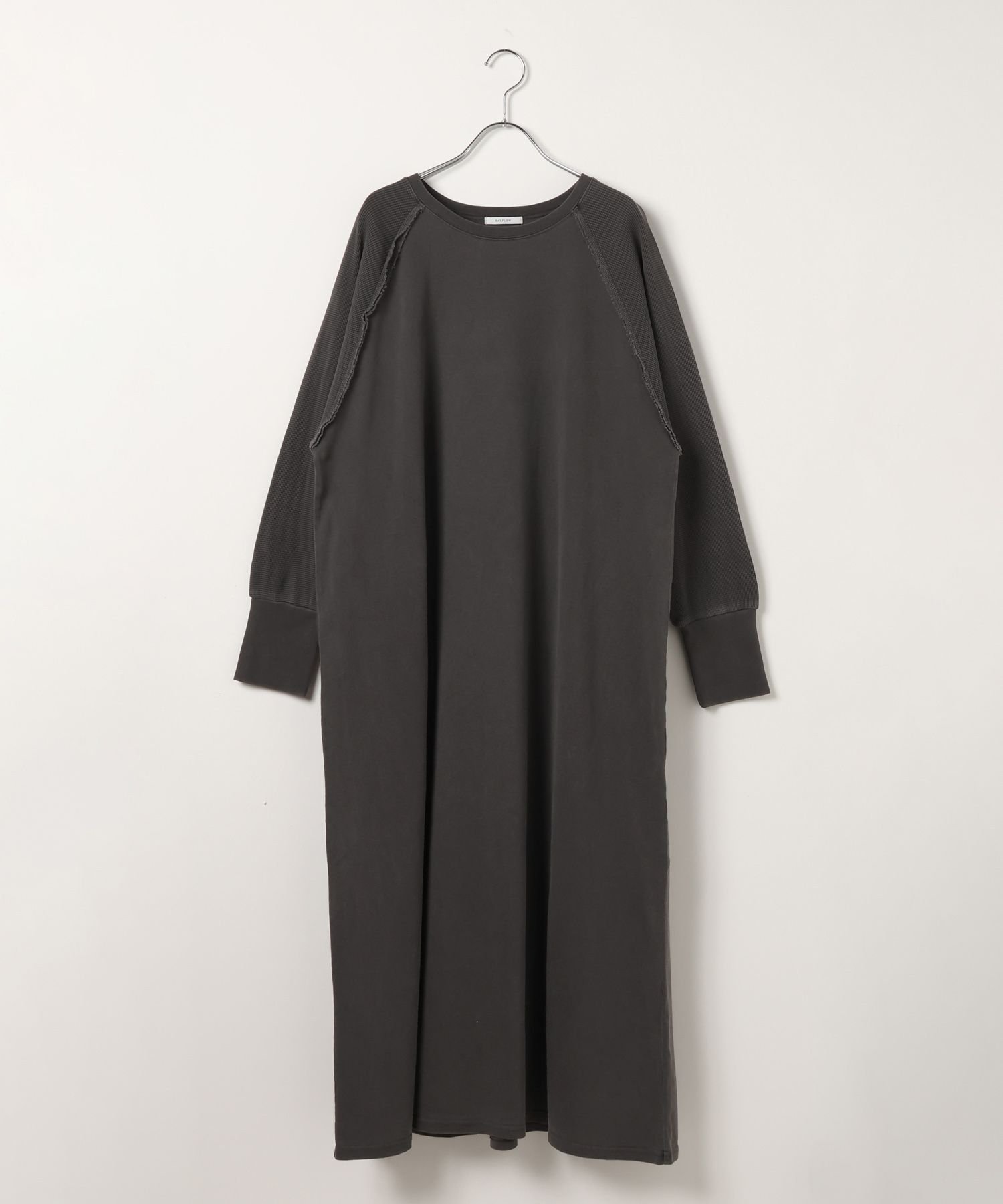 【ベイフロー/BAYFLOW】のWEB限定 カットワンピース インテリア・キッズ・メンズ・レディースファッション・服の通販 founy(ファウニー) 　ファッション　Fashion　レディースファッション　Fashion for Women　ワンピース　Dresses　おすすめ　Recommended / Our Picks　アクセサリー　Fashion Accessories　カットソー　Cut and Sewn Top　シンプル　Simple, Minimal　スニーカー　Sneakers, Trainers　スリーブ　Sleeve, Long Sleeve / Short Sleeve　デニム　Denim, Jeans Material　ワッフル　Waffle, Waffle Knit　チャコール18|ID: prp329100004974388 ipo3291000000037293585