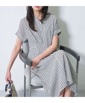 【インディヴィ/INDIVI】の【洗える】無地 チェーン柄 シャーリングサッカーワンピース 大人の最旬トレンドファッション＆コーディネート founy(ファウニー) ファッション Fashion レディースファッション Fashion for Women ワンピース Dresses アンダー Underwear Essentials シャーリング Shirring, Ruched スマート Smart, Elegant チェック Check, Plaid, Tartan チェーン Chain, Chain Strap ドレス Dress, One-Piece フィット Fit, Slim Fit フレア Flare, Flared ポケット Pocket, Pocket Detail リゾート Resort, Vacation Style 半袖 Short Sleeve, Half Sleeve 洗える Machine Washable 無地 Plain, Solid Color |ID:prp329100004974498