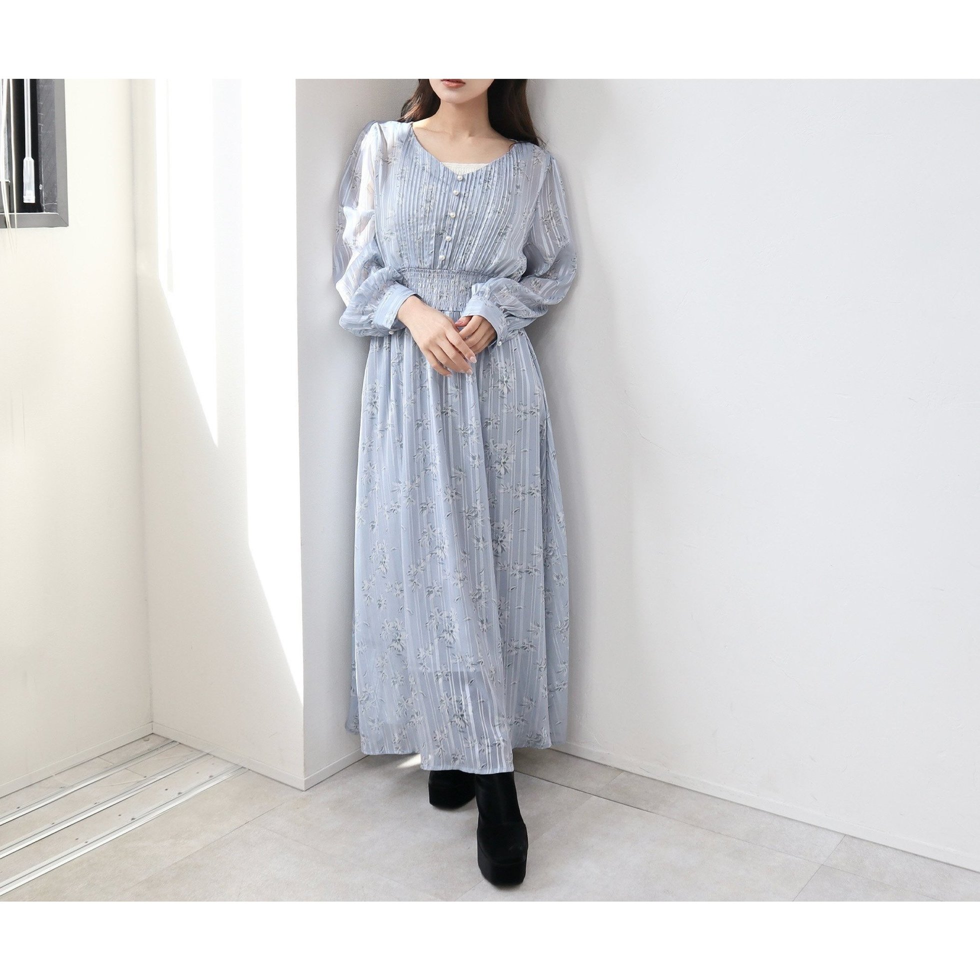 【セシルマクビー/CECIL McBEE】の胸元プリーツワンピース インテリア・キッズ・メンズ・レディースファッション・服の通販 founy(ファウニー) 　ファッション　Fashion　レディースファッション　Fashion for Women　ワンピース　Dresses　エレガント 上品　Elegant　パール　Pearl, Pearl Accent　フロント　Front, Front Design　プリーツ　Pleats, Pleated　ロング　Long, Long-Length　ライトグレー|ID: prp329100004974508 ipo3291000000037293988