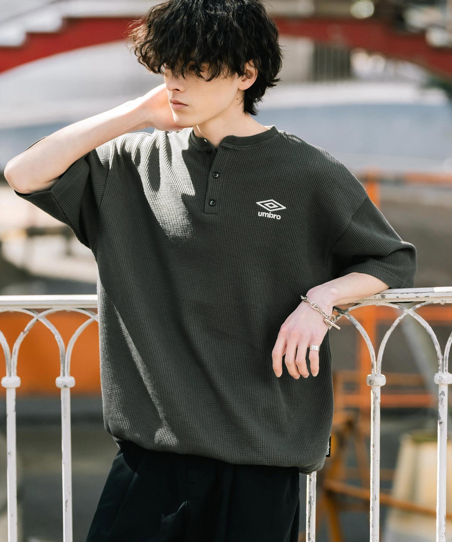 【ロッキーモンロー/Rocky Monroe】のUMBRO別注コラボ オーバーサイズ刺繍ワッフルヘンリーネックTシャツ インテリア・キッズ・メンズ・レディースファッション・服の通販 founy(ファウニー) 　ファッション　Fashion　レディースファッション　Fashion for Women　トップス・カットソー　Cut & Sew Tops　シャツ・ブラウス・オフィスカジュアル　Elegant Blouses & Button-Ups　ロングTシャツ・Tシャツ　Longline T-Shirts & Tees　アウトドア　Outdoor Clothing　コラボ　Collaboration, Collab　ショルダー　Shoulder, Shoulder Strap　シンプル　Simple, Minimal　スポーツ　Sports, Activewear　スポーティ　Sporty, Casual Athletic　ドロップ　Drop Shoulder, Dropped Style　ドローコード　Drawcord, Drawstring Cord　バランス　Balance, Style Balance　別注　Limited Edition, Custom Order　メンズ　Men's, Menswear　リラックス　Relax, Relaxed Fit　ワイド　Wide, Wide Fit　ワッフル　Waffle, Waffle Knit　再入荷　Restock / Back in Stock　おすすめ　Recommended / Our Picks　チャコール|ID: prp329100004974856 ipo3291000000037295590