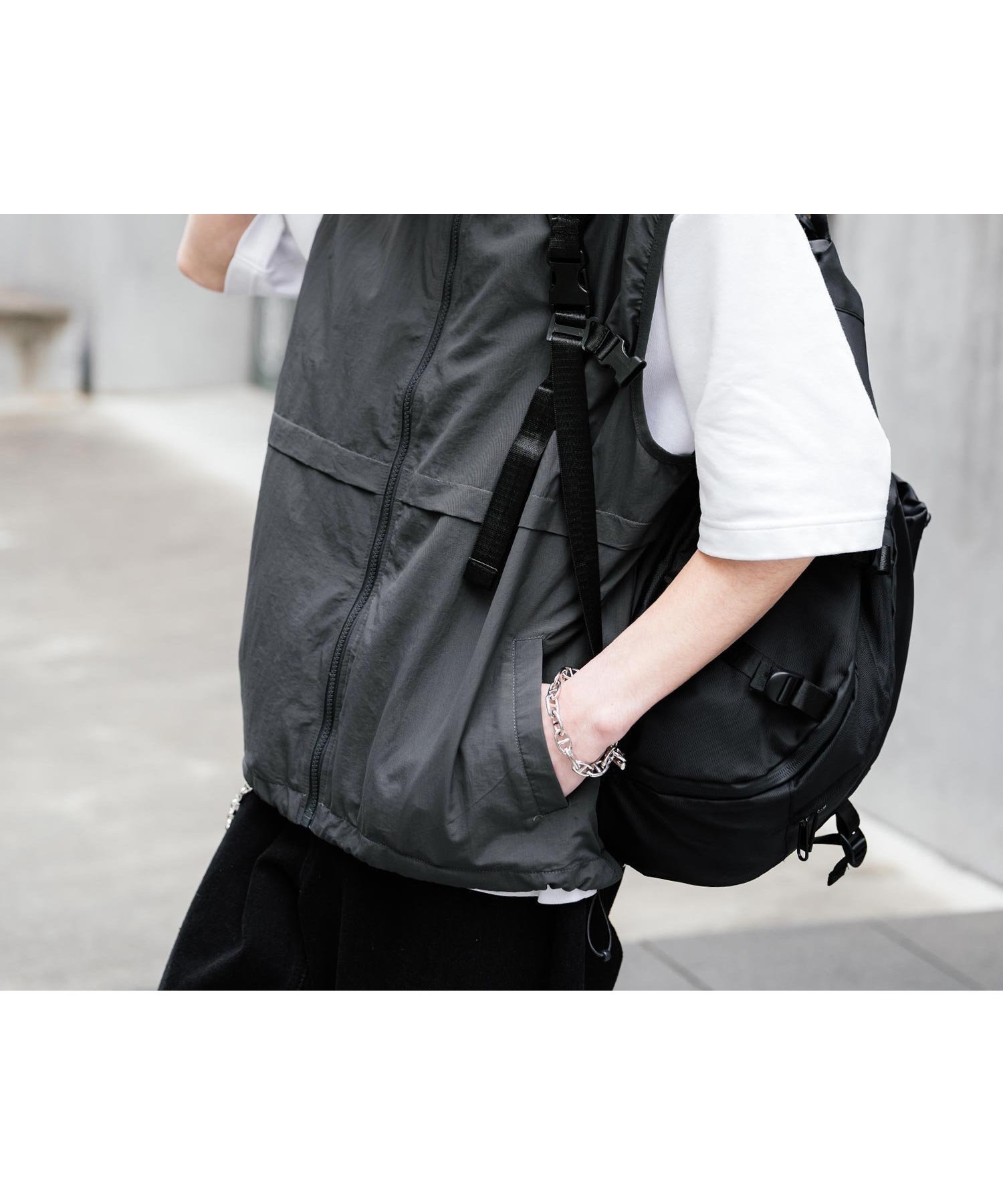 【ロッキーモンロー/Rocky Monroe】の裏メッシュスタンドネック前開きナイロンベスト インテリア・キッズ・メンズ・レディースファッション・服の通販 founy(ファウニー) 　ファッション　Fashion　レディースファッション　Fashion for Women　アウター　Coat / Outerwear Collection　トップス・カットソー　Cut & Sew Tops　ベスト&ジレ / 重ね着スタイル　Vests & Gilets　アウトドア　Outdoor Clothing　軽量　Lightweight, Ultra Light　シンプル　Simple, Minimal　ジップ　Zip, Zipper　スタンド　Stand Collar, Upright Stand　ドローコード　Drawcord, Drawstring Cord　パイピング　Piping, Trim Design　ベスト　Vest, Waistcoat　ベーシック　Basic, Essential　メッシュ　Mesh, Net Fabric　メンズ　Men's, Menswear　おすすめ　Recommended / Our Picks　チャコール|ID: prp329100004974865 ipo3291000000037295619