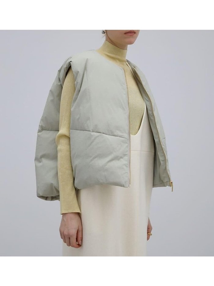 【ラシュッド/LASUD】のダウンショートコクーンベスト インテリア・キッズ・メンズ・レディースファッション・服の通販 founy(ファウニー) https://founy.com/ ファッション Fashion レディースファッション Fashion for Women アウター Coat / Outerwear Collection トップス・カットソー Cut & Sew Tops ベスト&ジレ / 重ね着スタイル Vests & Gilets エレガント 上品 Elegant 軽量 Lightweight, Ultra Light スウェット / スエット Sweatshirt, Sweatwear タートルネック Turtleneck, High Neck ダウン Down, Puffer フェザー Feather, Feather Detail フォルム Silhouette, Form ベスト Vest, Waistcoat 防寒 Cold Protection, Winter-Ready |ID: prp329100004975185 ipo3291000000037296774