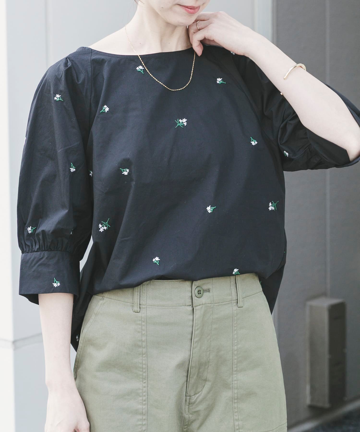 【アイテムズアーバンリサーチ/ITEMS URBAN RESEARCH】のタックスリーブ刺シュウブラウス インテリア・キッズ・メンズ・レディースファッション・服の通販 founy(ファウニー) 　ファッション　Fashion　レディースファッション　Fashion for Women　トップス・カットソー　Cut & Sew Tops　シャツ・ブラウス・オフィスカジュアル　Elegant Blouses & Button-Ups　2026年　2026　2026春夏・S/S　Spring/Summer 2026 SS26　スリーブ　Sleeve, Long Sleeve / Short Sleeve　フロント　Front, Front Design　ベーシック　Basic, Essential　エレガント 上品　Elegant　夏　Summer　S/S・春夏　SS, Spring/Summer, Warm Season　ブラック|ID: prp329100004975284 ipo3291000000037297163