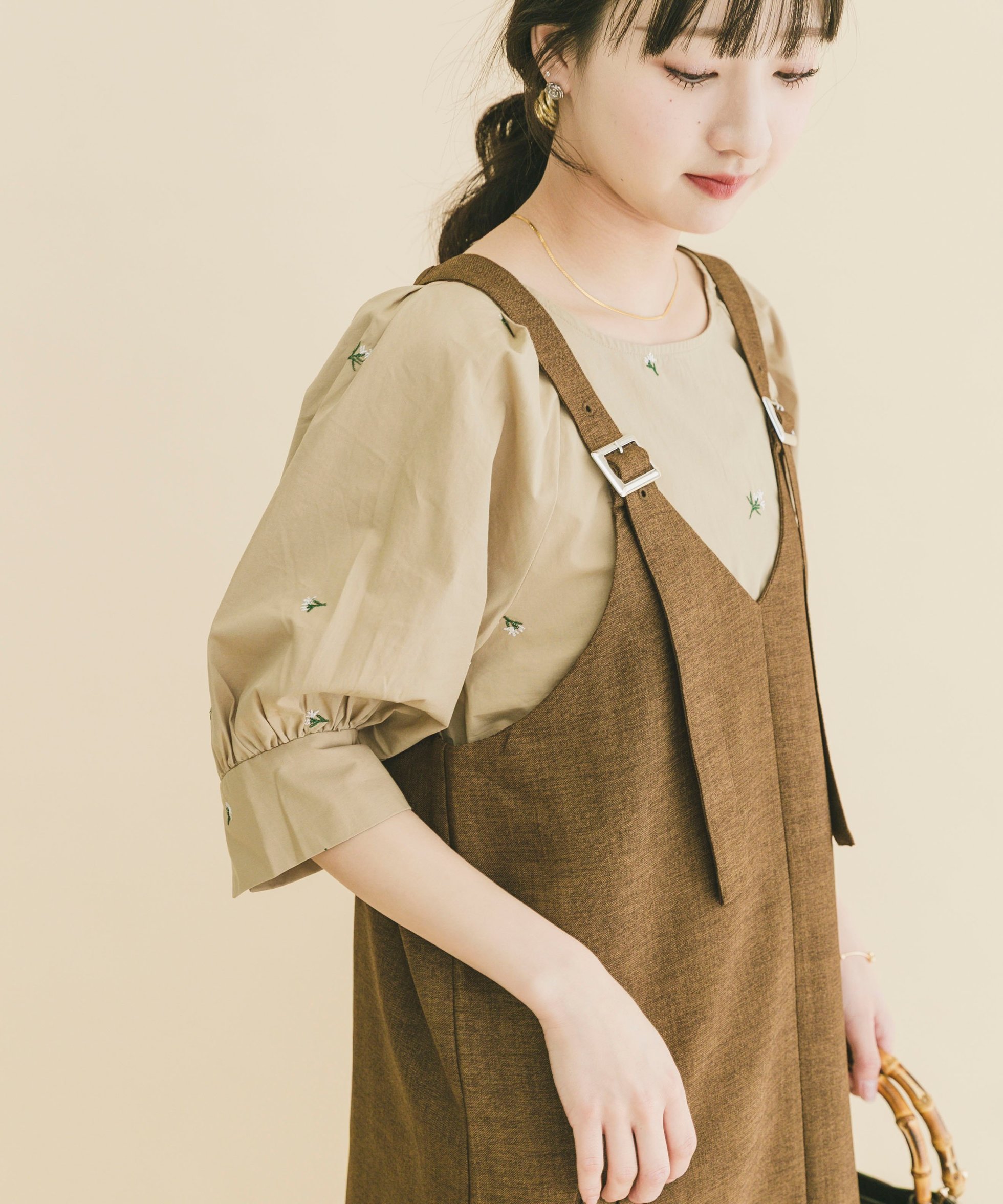 【アイテムズアーバンリサーチ/ITEMS URBAN RESEARCH】のタックスリーブ刺シュウブラウス インテリア・キッズ・メンズ・レディースファッション・服の通販 founy(ファウニー) 　ファッション　Fashion　レディースファッション　Fashion for Women　トップス・カットソー　Cut & Sew Tops　シャツ・ブラウス・オフィスカジュアル　Elegant Blouses & Button-Ups　2026年　2026　2026春夏・S/S　Spring/Summer 2026 SS26　スリーブ　Sleeve, Long Sleeve / Short Sleeve　フロント　Front, Front Design　ベーシック　Basic, Essential　エレガント 上品　Elegant　夏　Summer　S/S・春夏　SS, Spring/Summer, Warm Season　ベージュ|ID: prp329100004975284 ipo3291000000037297164