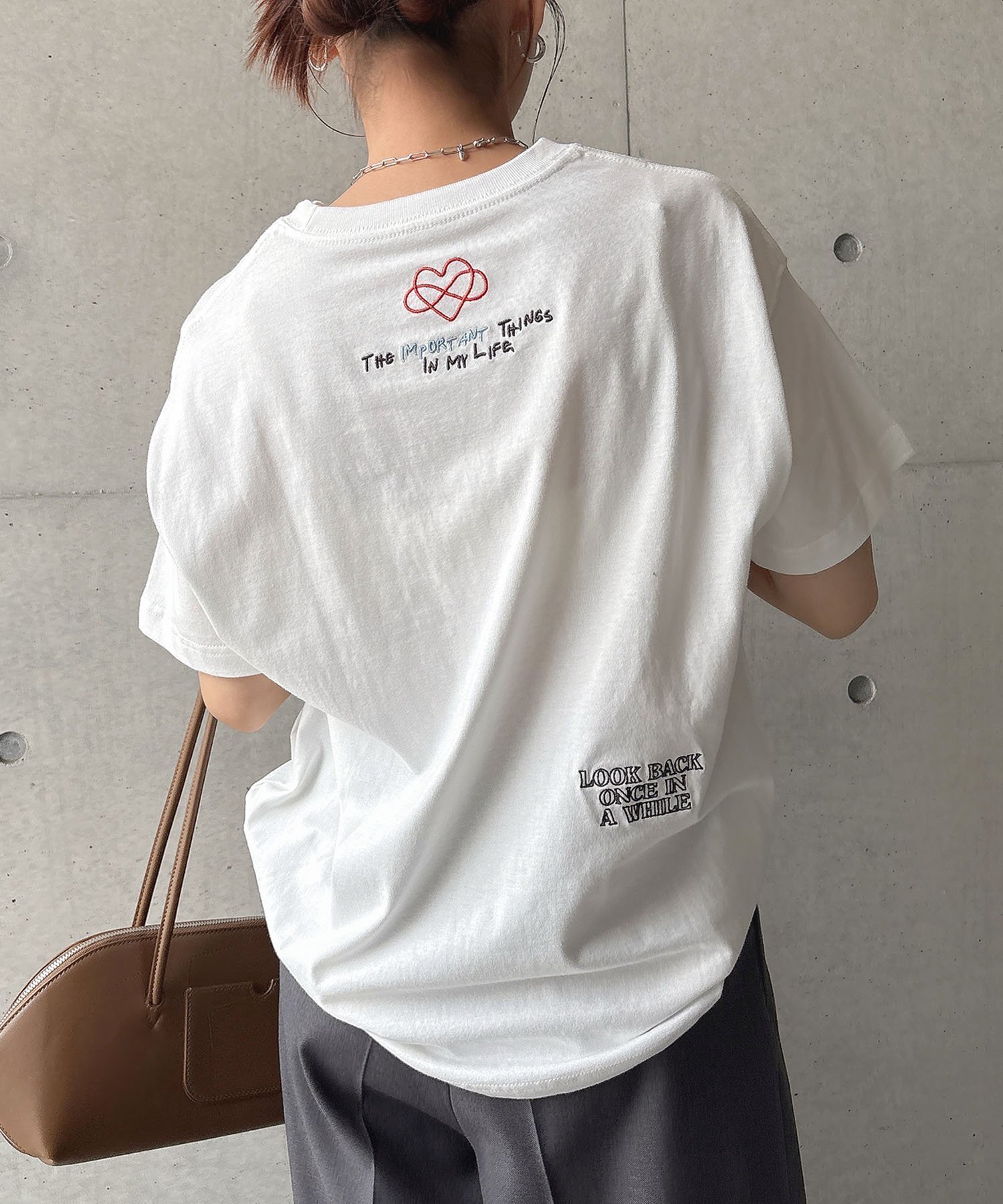 【アンドミー/andme】のランダム ロゴ 刺繍 エンブロイダリー 半袖 Tシャツ インテリア・キッズ・メンズ・レディースファッション・服の通販 founy(ファウニー) 　ファッション　Fashion　レディースファッション　Fashion for Women　トップス・カットソー　Cut & Sew Tops　シャツ・ブラウス・オフィスカジュアル　Elegant Blouses & Button-Ups　ロングTシャツ・Tシャツ　Longline T-Shirts & Tees　エンブロイダリー　Embroidery Design　人気　Popular, Best Seller　ベーシック　Basic, Essential　半袖　Short Sleeve, Half Sleeve　ランダム　Random, Irregular　おすすめ　Recommended / Our Picks　オフホワイト|ID: prp329100004975342 ipo3291000000037297522