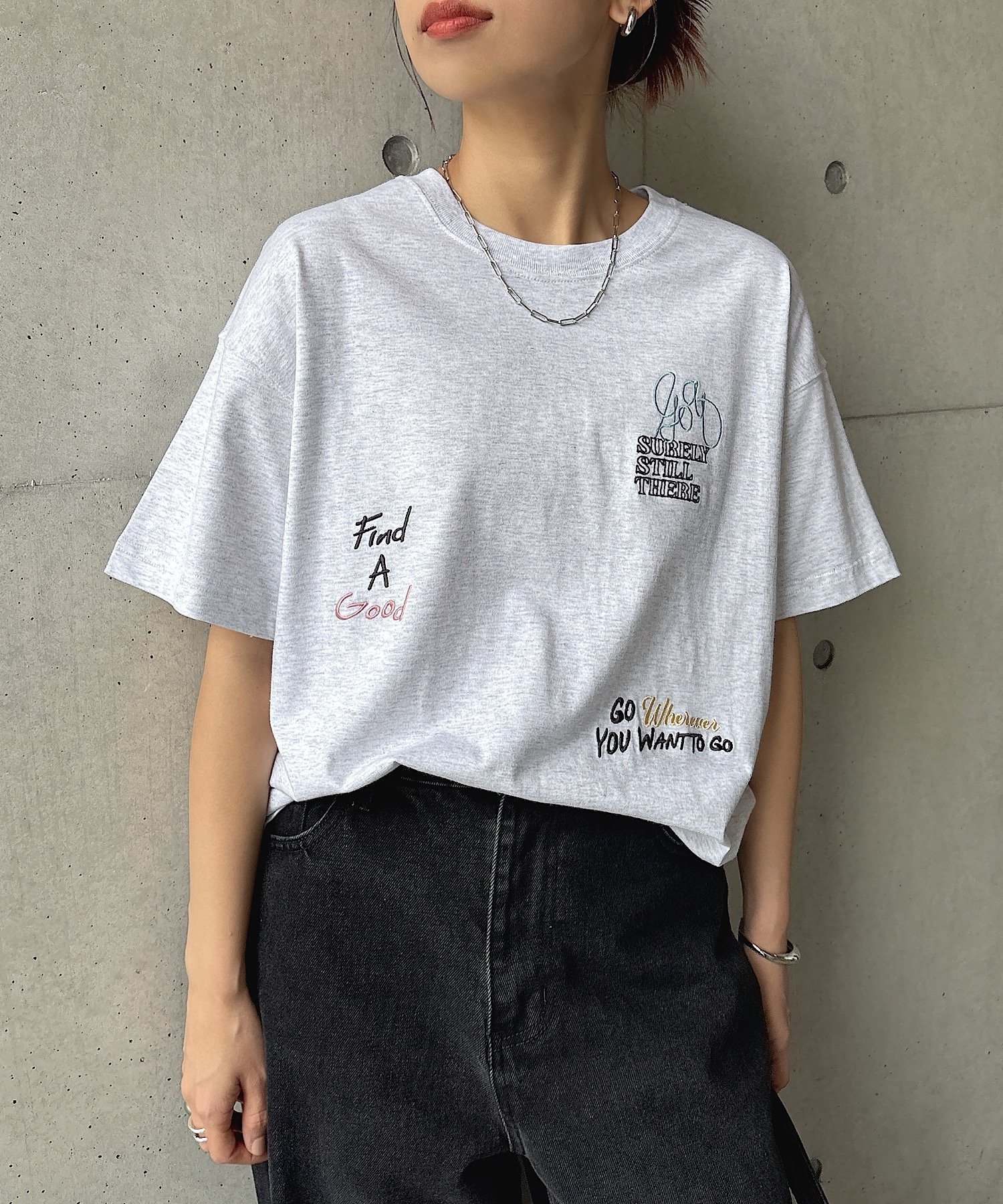 【アンドミー/andme】のランダム ロゴ 刺繍 エンブロイダリー 半袖 Tシャツ インテリア・キッズ・メンズ・レディースファッション・服の通販 founy(ファウニー) 　ファッション　Fashion　レディースファッション　Fashion for Women　トップス・カットソー　Cut & Sew Tops　シャツ・ブラウス・オフィスカジュアル　Elegant Blouses & Button-Ups　ロングTシャツ・Tシャツ　Longline T-Shirts & Tees　エンブロイダリー　Embroidery Design　人気　Popular, Best Seller　ベーシック　Basic, Essential　半袖　Short Sleeve, Half Sleeve　ランダム　Random, Irregular　おすすめ　Recommended / Our Picks　オートミール|ID: prp329100004975342 ipo3291000000037297523