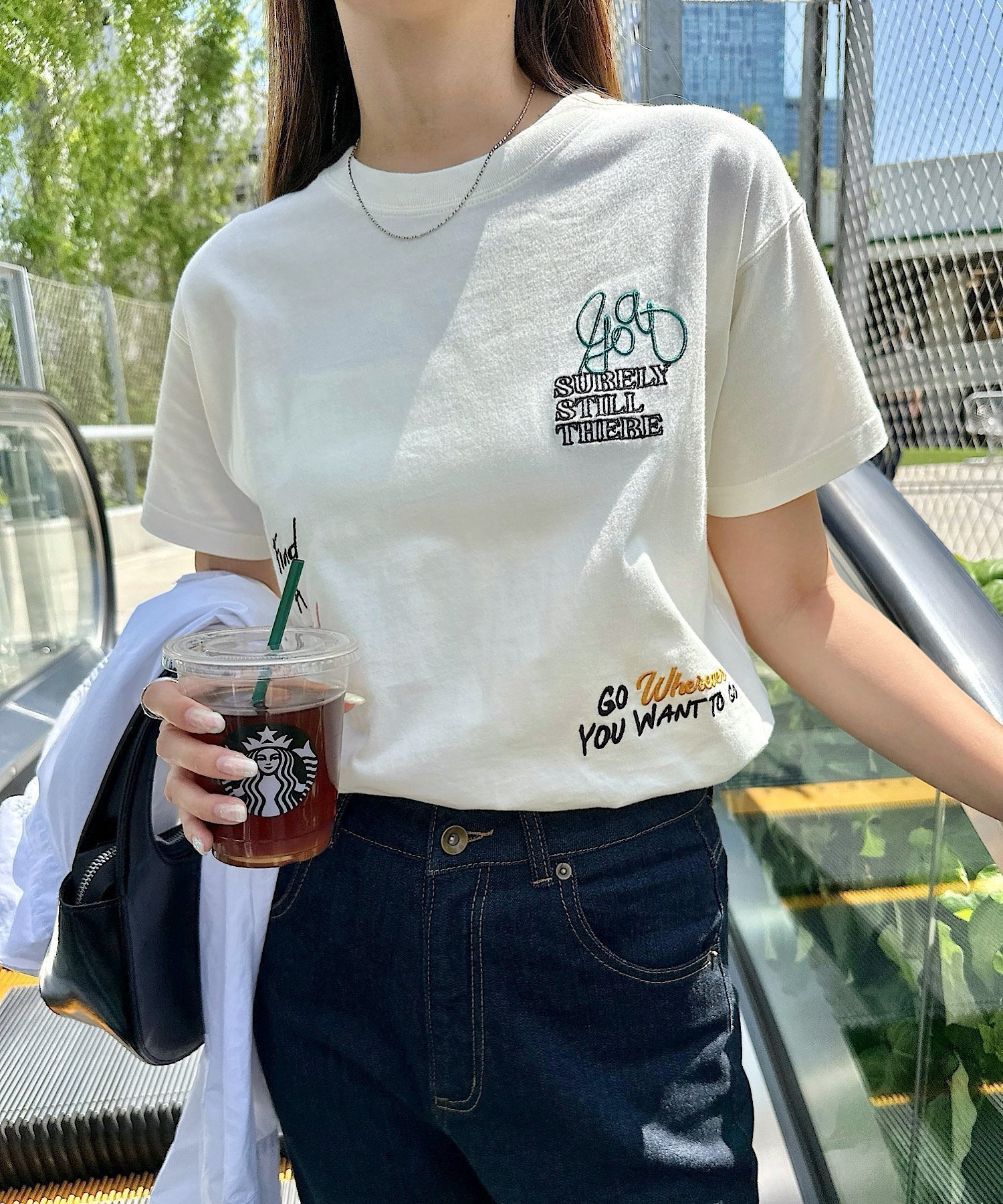 【アンドミー/andme】のランダム ロゴ 刺繍 エンブロイダリー 半袖 Tシャツ インテリア・キッズ・メンズ・レディースファッション・服の通販 founy(ファウニー) 　ファッション　Fashion　レディースファッション　Fashion for Women　トップス・カットソー　Cut & Sew Tops　シャツ・ブラウス・オフィスカジュアル　Elegant Blouses & Button-Ups　ロングTシャツ・Tシャツ　Longline T-Shirts & Tees　エンブロイダリー　Embroidery Design　人気　Popular, Best Seller　ベーシック　Basic, Essential　半袖　Short Sleeve, Half Sleeve　ランダム　Random, Irregular　おすすめ　Recommended / Our Picks　エクリュ|ID: prp329100004975342 ipo3291000000037297524