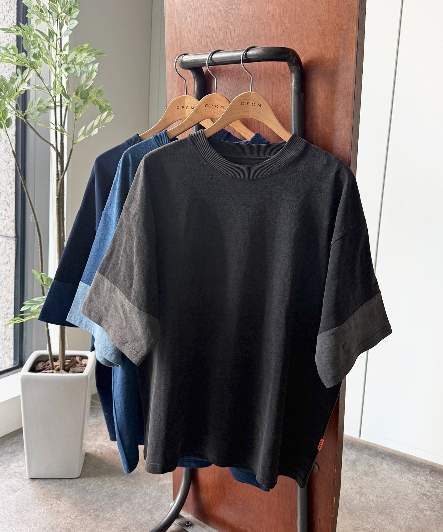 【シーピーシーエム/CPCM】のカットデニム袖配色T インテリア・キッズ・メンズ・レディースファッション・服の通販 founy(ファウニー) 　ファッション　Fashion　レディースファッション　Fashion for Women　トップス・カットソー　Cut & Sew Tops　ヴィンテージ　Vintage Style　カットソー　Cut and Sewn Top　カーゴパンツ　Cargo Pants, Utility Pants　キャップ　Cap, Baseball Cap　スニーカー　Sneakers, Trainers　スラックス　Slacks, Dress Pants　デニム　Denim, Jeans Material　ハーフ　Half, Half-Length　リラックス　Relax, Relaxed Fit　ワイド　Wide, Wide Fit　おすすめ　Recommended / Our Picks　夏　Summer　ブラック|ID: prp329100004975359 ipo3291000000037297598