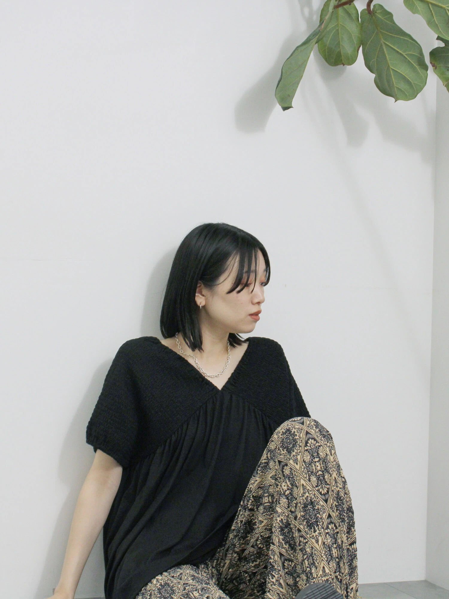 【サマンサモスモス/Samansa Mos2】の◎【接触冷感】シャーリングVネックプルオーバー インテリア・キッズ・メンズ・レディースファッション・服の通販 founy(ファウニー) 　ファッション　Fashion　レディースファッション　Fashion for Women　トップス・カットソー　Cut & Sew Tops　カジュアルプルオーバー・ニットトップス　Pullovers & Knit Tops / Casual Pullovers　Vネックトップス　V-Neck Tops / V-Cut Neckline Shirts　シャーリング　Shirring, Ruched　フォルム　Silhouette, Form　ヨーク　Yoke, Yoke Design　リボン　Ribbon, Bow　ブラック|ID: prp329100004975399 ipo3291000000037297749