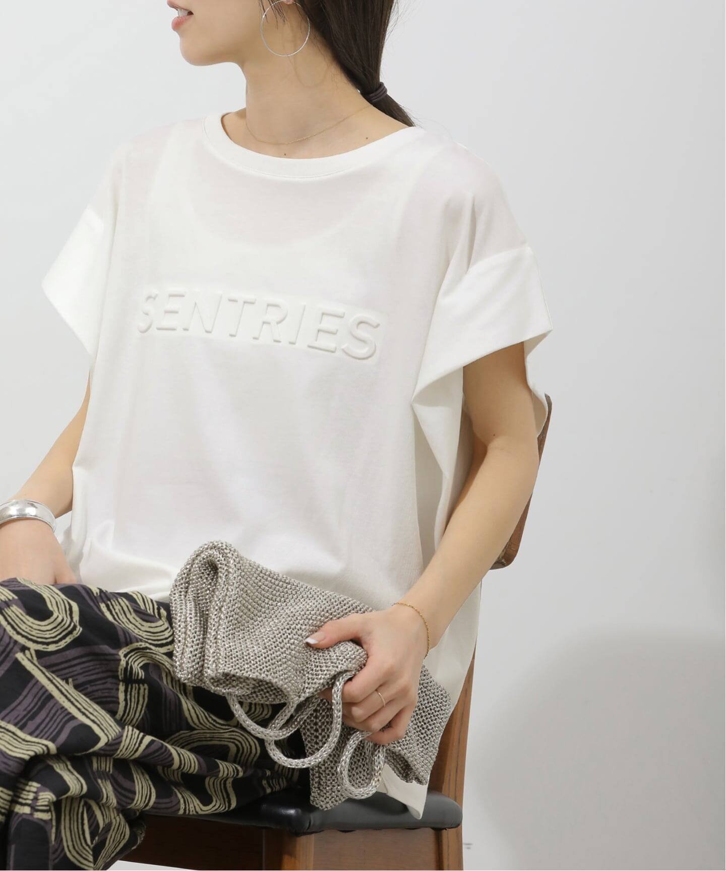 【ジャーナルスタンダード レリューム/JOURNAL STANDARD relume】のエンボスロゴフレンチスリーブTシャツ インテリア・キッズ・メンズ・レディースファッション・服の通販 founy(ファウニー) 　ファッション　Fashion　レディースファッション　Fashion for Women　トップス・カットソー　Cut & Sew Tops　シャツ・ブラウス・オフィスカジュアル　Elegant Blouses & Button-Ups　ロングTシャツ・Tシャツ　Longline T-Shirts & Tees　2026年　2026　2026春夏・S/S　Spring/Summer 2026 SS26　おすすめ　Recommended / Our Picks　カットソー　Cut and Sewn Top　スリーブ　Sleeve, Long Sleeve / Short Sleeve　フレンチ　French, French Style　プリント　Print, Printed Pattern　無地　Plain, Solid Color　ホワイト|ID: prp329100004975405 ipo3291000000037297773