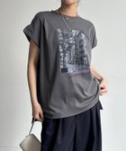 【ドゥドゥ/DouDou】の【WEB限定】バックジップフォトロゴTEE 大人の最旬トレンドファッション＆コーディネート founy(ファウニー) ファッション Fashion レディースファッション Fashion for Women バッグ Bags シンプル Simple, Minimal ジップ Zip, Zipper スマート Smart, Elegant スリット Slit, Slit Detail デニム Denim, Jeans Material プリント Print, Printed Pattern モノトーン Monotone, Black and White S/S・春夏 SS, Spring/Summer, Warm Season 再入荷 Restock / Back in Stock 夏 Summer 2026年 2026 2026春夏・S/S Spring/Summer 2026 SS26 thumbnail ダークグレー|ID: prp329100004975508 ipo3291000000037298161
