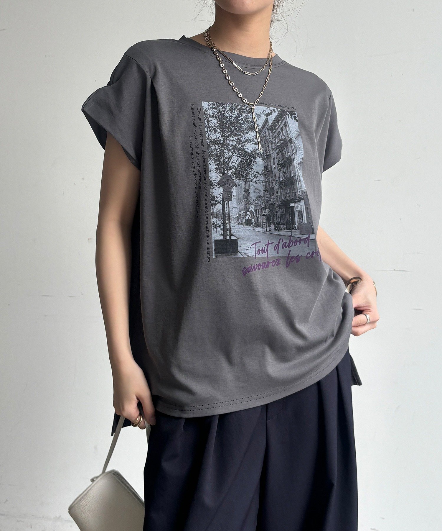 【ドゥドゥ/DouDou】の【WEB限定】バックジップフォトロゴTEE インテリア・キッズ・メンズ・レディースファッション・服の通販 founy(ファウニー) 　ファッション　Fashion　レディースファッション　Fashion for Women　バッグ　Bags　シンプル　Simple, Minimal　ジップ　Zip, Zipper　スマート　Smart, Elegant　スリット　Slit, Slit Detail　デニム　Denim, Jeans Material　プリント　Print, Printed Pattern　モノトーン　Monotone, Black and White　S/S・春夏　SS, Spring/Summer, Warm Season　再入荷　Restock / Back in Stock　夏　Summer　2026年　2026　2026春夏・S/S　Spring/Summer 2026 SS26　ダークグレー|ID: prp329100004975508 ipo3291000000037298161
