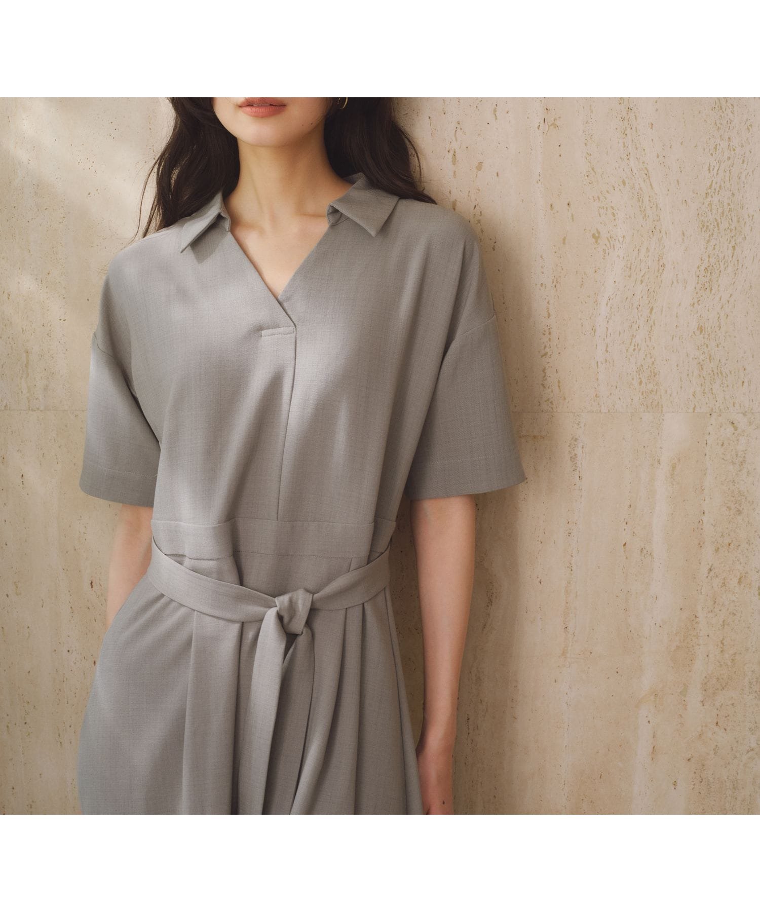 【アンデミュウ/Andemiu】のスキッパーシャツワンピース インテリア・キッズ・メンズ・レディースファッション・服の通販 founy(ファウニー) 　ファッション　Fashion　レディースファッション　Fashion for Women　ワンピース　Dresses　シャツワンピース / 1枚で着映えコーデ　Shirt Dresses　スカーフ　Scarf, Neckwear　スキッパー　Skipper, Open Collar　デコルテ　Décolleté, Neckline　バランス　Balance, Style Balance　メタル　Metal, Metal Parts　モダン　Modern, Contemporary　エレガント 上品　Elegant　ライトカーキ|ID: prp329100004975608 ipo3291000000037298659