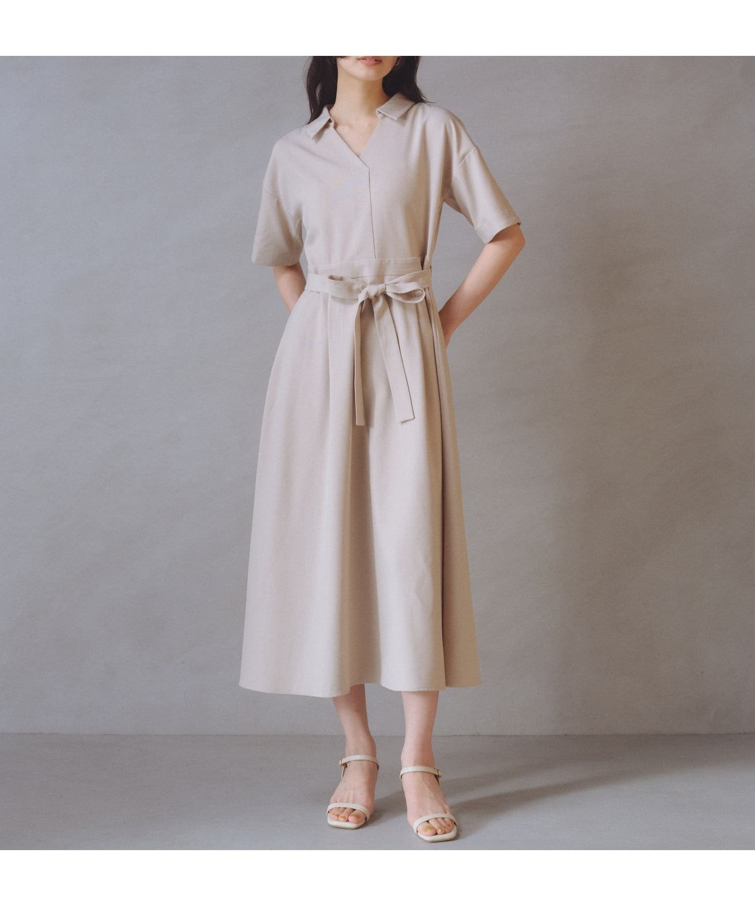 【アンデミュウ/Andemiu】のスキッパーシャツワンピース インテリア・キッズ・メンズ・レディースファッション・服の通販 founy(ファウニー) 　ファッション　Fashion　レディースファッション　Fashion for Women　ワンピース　Dresses　シャツワンピース / 1枚で着映えコーデ　Shirt Dresses　スカーフ　Scarf, Neckwear　スキッパー　Skipper, Open Collar　デコルテ　Décolleté, Neckline　バランス　Balance, Style Balance　メタル　Metal, Metal Parts　モダン　Modern, Contemporary　エレガント 上品　Elegant　ライトベージュ|ID: prp329100004975608 ipo3291000000037298660
