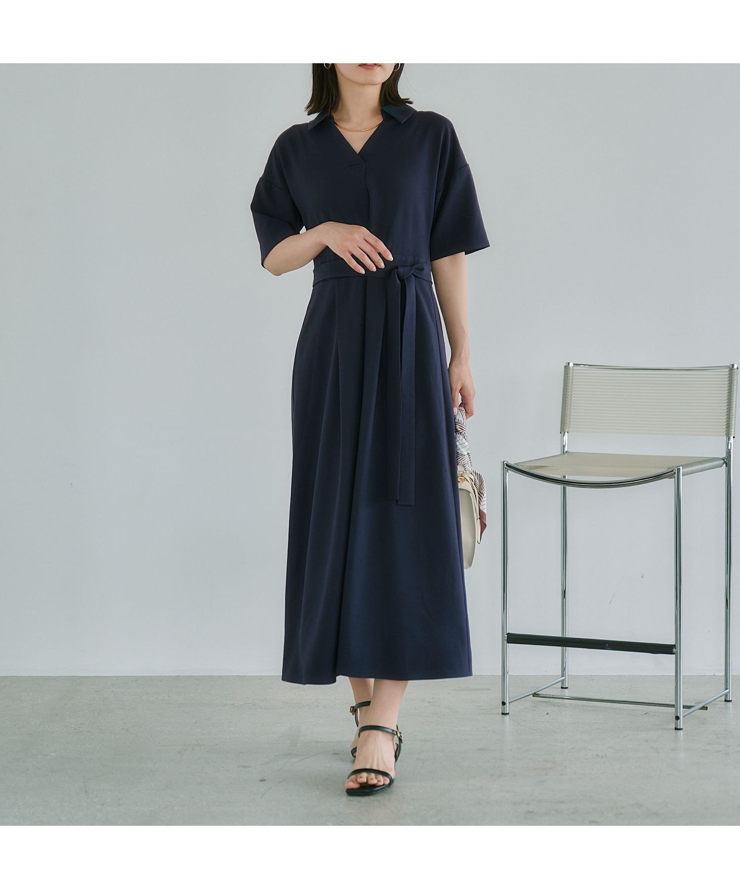 【アンデミュウ/Andemiu】のスキッパーシャツワンピース インテリア・キッズ・メンズ・レディースファッション・服の通販 founy(ファウニー) 　ファッション　Fashion　レディースファッション　Fashion for Women　ワンピース　Dresses　シャツワンピース / 1枚で着映えコーデ　Shirt Dresses　スカーフ　Scarf, Neckwear　スキッパー　Skipper, Open Collar　デコルテ　Décolleté, Neckline　バランス　Balance, Style Balance　メタル　Metal, Metal Parts　モダン　Modern, Contemporary　エレガント 上品　Elegant　ネイビー|ID: prp329100004975608 ipo3291000000037298661