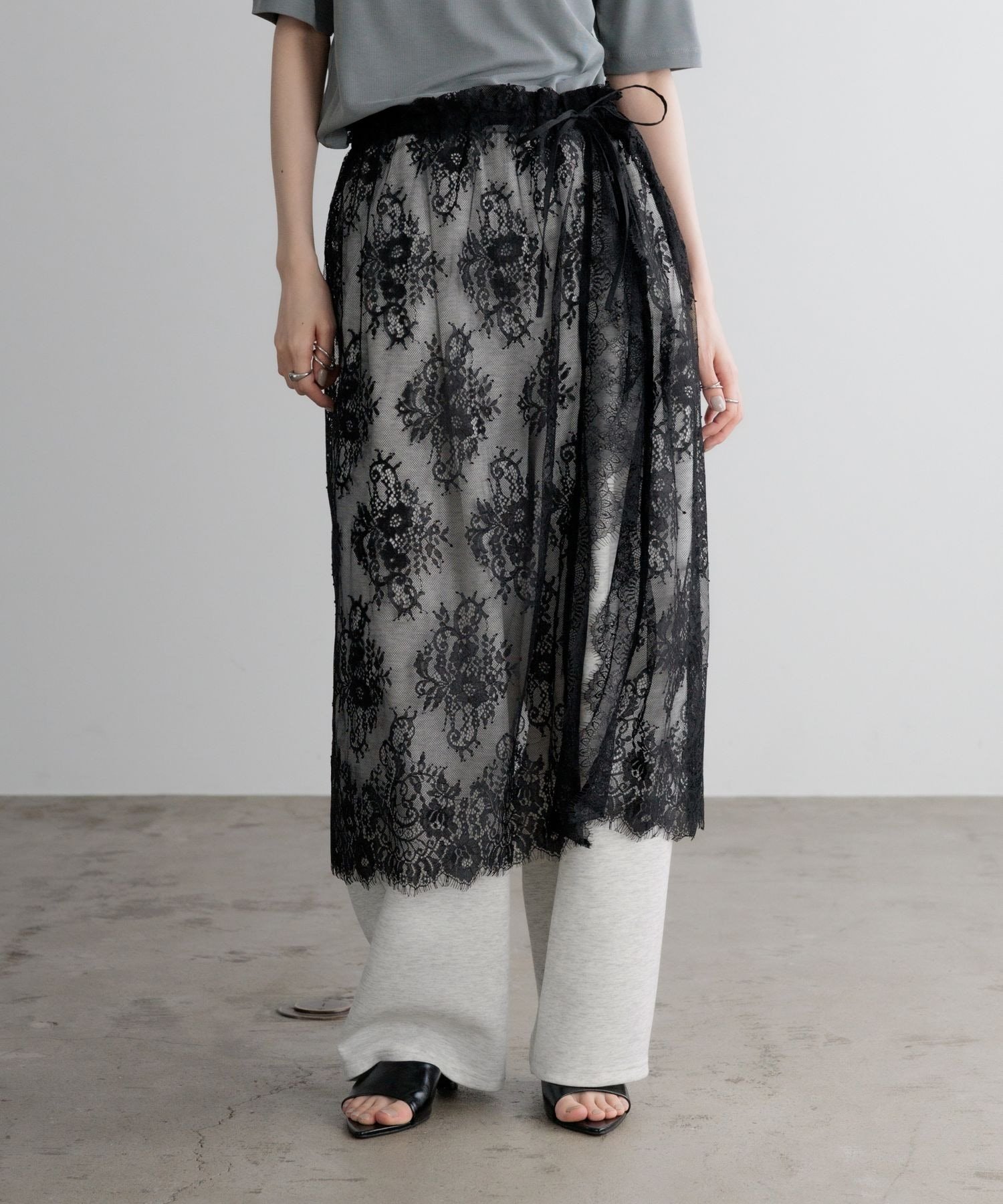 【ローリーズファーム/LOWRYS FARM】の2WAYレーススカート/ミニワンピース インテリア・キッズ・メンズ・レディースファッション・服の通販 founy(ファウニー) 　ファッション　Fashion　レディースファッション　Fashion for Women　スカート　Skirts　キャミワンピース　Cami Dress, Slip Dress　スリット　Slit, Slit Detail　バランス　Balance, Style Balance　フィット　Fit, Slim Fit　フロント　Front, Front Design　レース　Lace, Lace Fabric　ヴィンテージ　Vintage Style　ブラックレース10|ID: prp329100004975802 ipo3291000000037299424