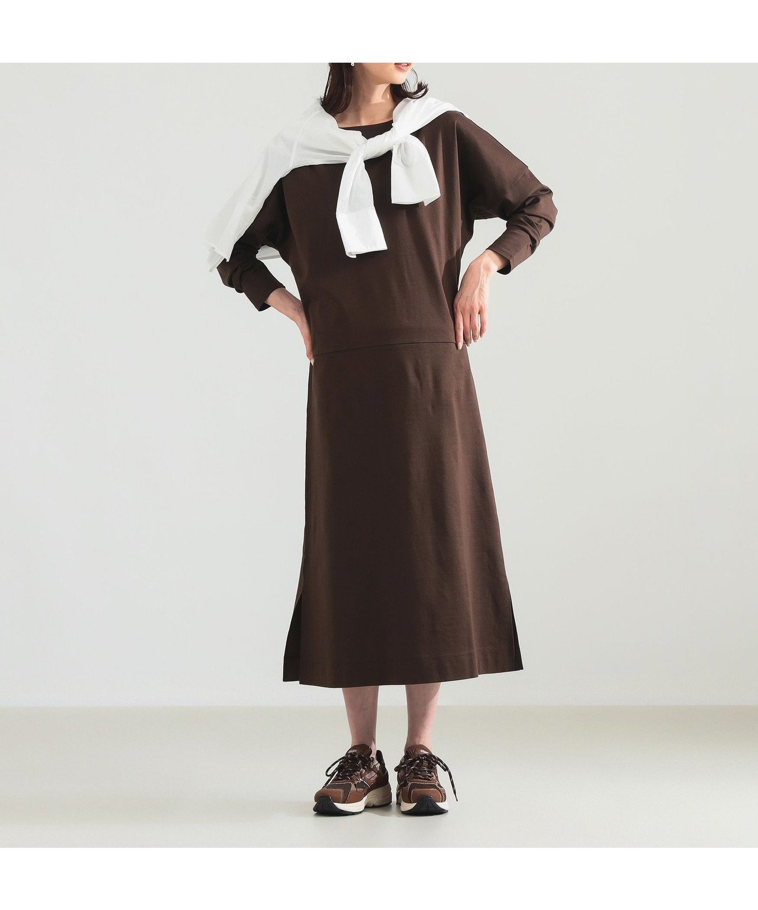 【デミルクス ビームス/Demi-Luxe BEAMS】の【別注】スタイリスト佐藤佳菜子 * SLOANE / 淑女のロンT ワンピース インテリア・キッズ・メンズ・レディースファッション・服の通販 founy(ファウニー) 　ファッション　Fashion　レディースファッション　Fashion for Women　ワンピース　Dresses　コラボ　Collaboration, Collab　ショルダー　Shoulder, Shoulder Strap　ストレッチ　Stretch, Stretchy Fabric　スニーカー　Sneakers, Trainers　スマート　Smart, Elegant　トリプル　Triple, Three Layers　ドロップ　Drop Shoulder, Dropped Style　人気　Popular, Best Seller　フラット　Flat, Flat Shoes　ベーシック　Basic, Essential　別注　Limited Edition, Custom Order　おすすめ　Recommended / Our Picks　エレガント 上品　Elegant　BROWN|ID: prp329100004975877 ipo3291000000037299702