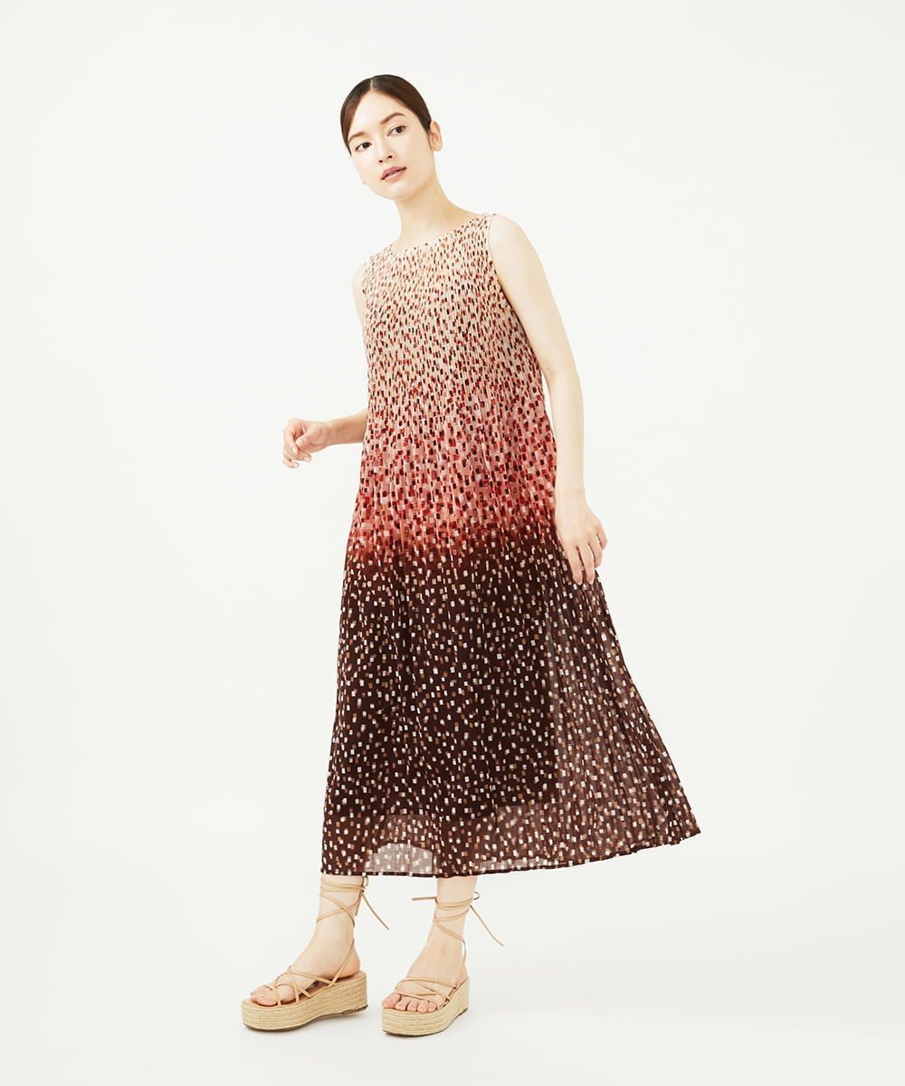 【シビラ/SYBILLA】のグラデーションプリントジャージードレス インテリア・キッズ・メンズ・レディースファッション・服の通販 founy(ファウニー) 　ファッション　Fashion　レディースファッション　Fashion for Women　ワンピース　Dresses　フォーマル・パーティードレス・結婚式用ドレス　Elegant & Casual Dresses　アンダー　Underwear Essentials　クリスタル　Crystal, Swarovski　グラデーション　Gradient, Ombre　シアー　Sheer, See-Through　シンプル　Simple, Minimal　ストレッチ　Stretch, Stretchy Fabric　ストレート　Straight, Straight Cut　ドレス　Dress, One-Piece　プリント　Print, Printed Pattern　プリーツ　Pleats, Pleated　夏　Summer　コーラル×ブラウン|ID: prp329100004976158 ipo3291000000037300795