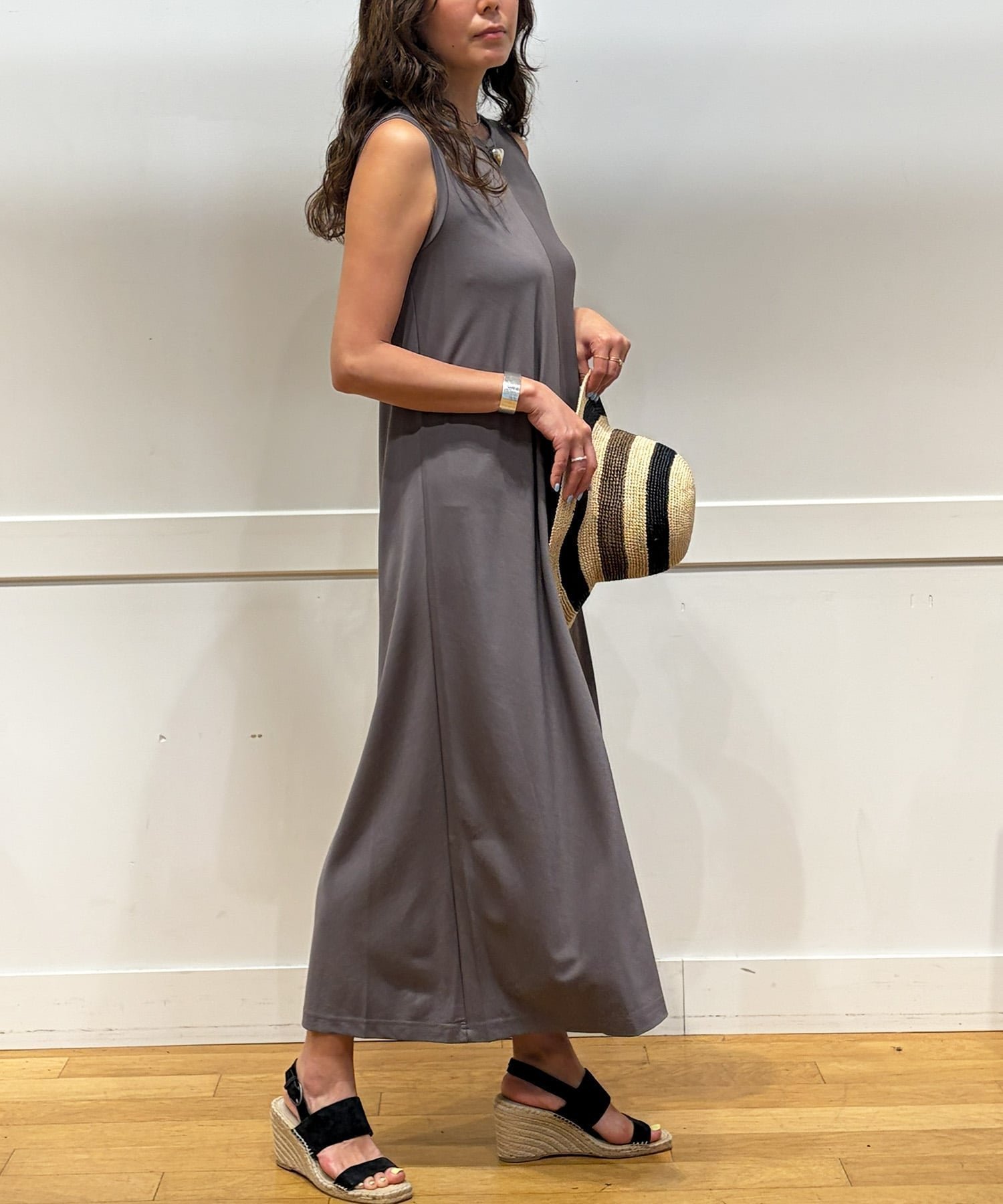 【バナナリパブリック ファクトリーストア/BANANA REPUBLIC FACTORY STORE】の日本限定 ノースリーブ ニット マキシ トラペーズ ワンピース インテリア・キッズ・メンズ・レディースファッション・服の通販 founy(ファウニー) 　ファッション　Fashion　レディースファッション　Fashion for Women　ワンピース　Dresses　スタイリッシュ　Stylish, Fashionable　トラベル　Travel, Travel Gear　ドレス　Dress, One-Piece　ノースリーブ　Sleeveless, No-Sleeve　フォルム　Silhouette, Form　ベーシック　Basic, Essential　マキシ　Maxi, Full Length　リゾート　Resort, Vacation Style　ロング　Long, Long-Length　PEPPER_GREY|ID: prp329100004976244 ipo3291000000037301126