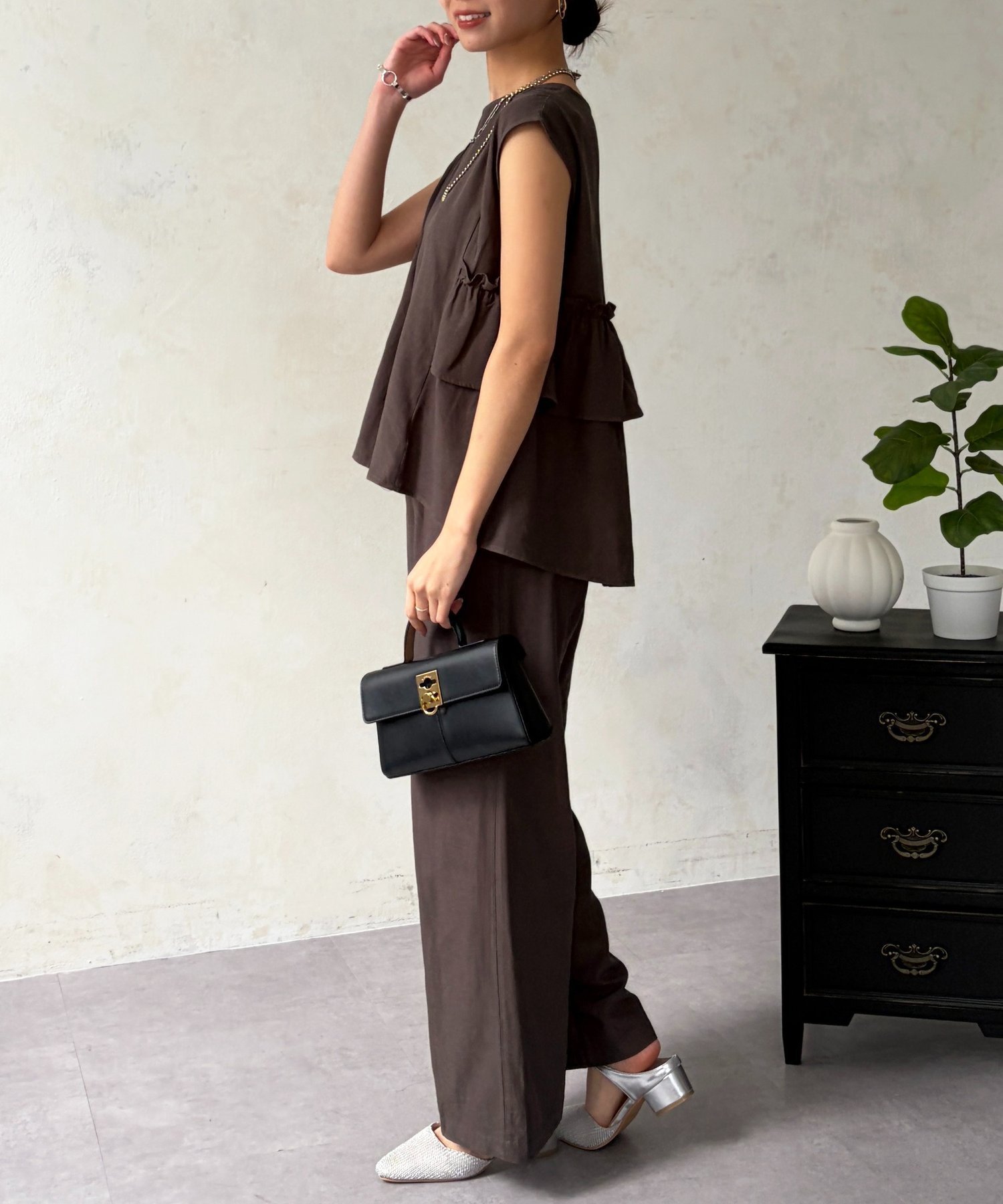 【シェトワ/Chez toi】のバックフリルブラウス×パンツSET インテリア・キッズ・メンズ・レディースファッション・服の通販 founy(ファウニー) 　ファッション　Fashion　レディースファッション　Fashion for Women　セットアップ　Matching Sets　レディースパンツ・ボトムス　Pants & Trousers / Bottoms　バッグ　Bags　切替　Switching, Contrast Panel　シンプル　Simple, Minimal　デニム　Denim, Jeans Material　フリル　Frill, Ruffle　フロント　Front, Front Design　ワイド　Wide, Wide Fit　再入荷　Restock / Back in Stock　おすすめ　Recommended / Our Picks　チャコールグレー|ID: prp329100004976464 ipo3291000000037301919
