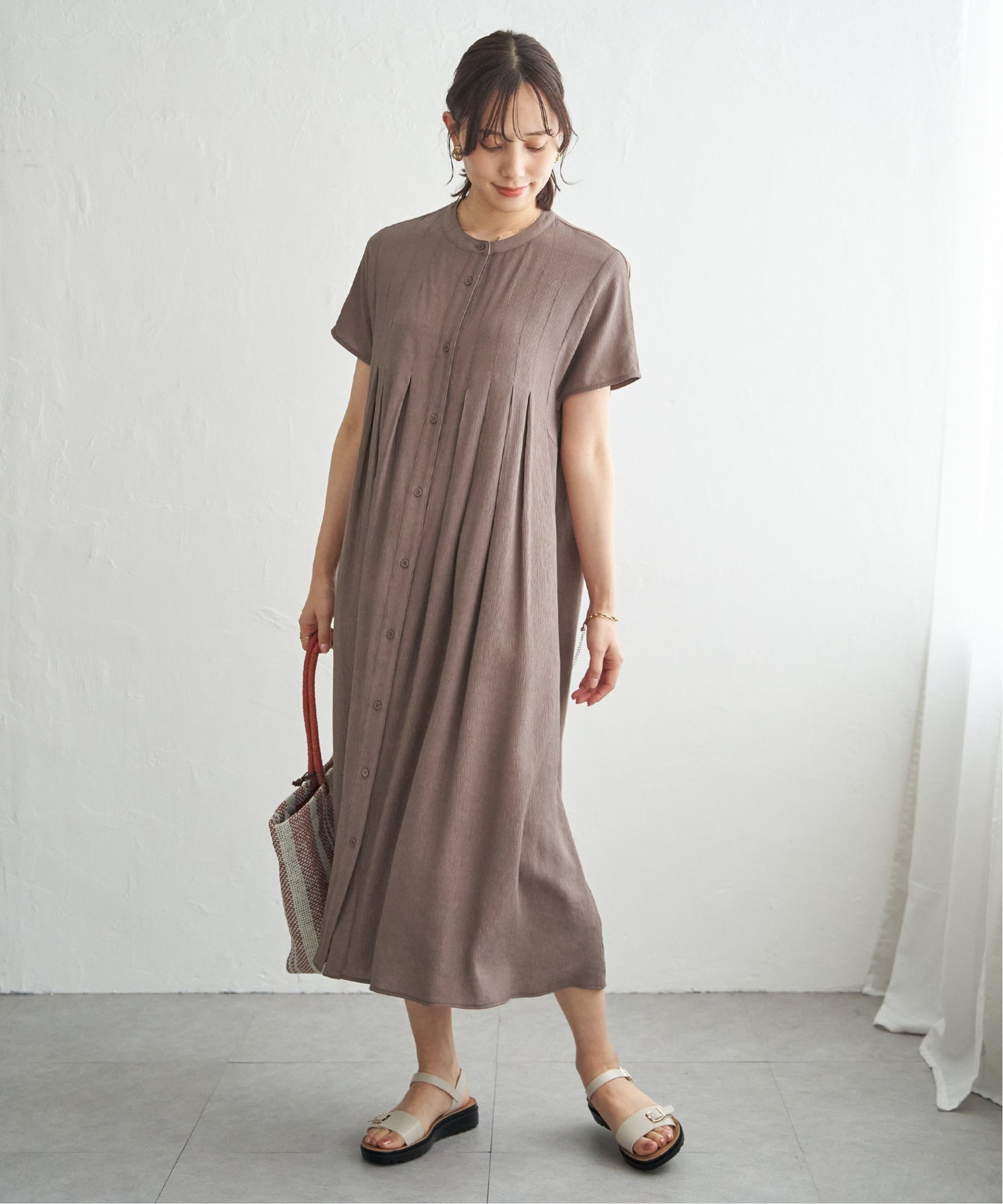 【イッカ/ikka】のウェストギャザーシャツワンピース インテリア・キッズ・メンズ・レディースファッション・服の通販 founy(ファウニー) 　ファッション　Fashion　レディースファッション　Fashion for Women　ワンピース　Dresses　シャツワンピース / 1枚で着映えコーデ　Shirt Dresses　ギャザー　Gathered, Ruffled　ドレープ　Drape, Draping Fabric　フロント　Front, Front Design　コーヒー|ID: prp329100004976527 ipo3291000000037302135