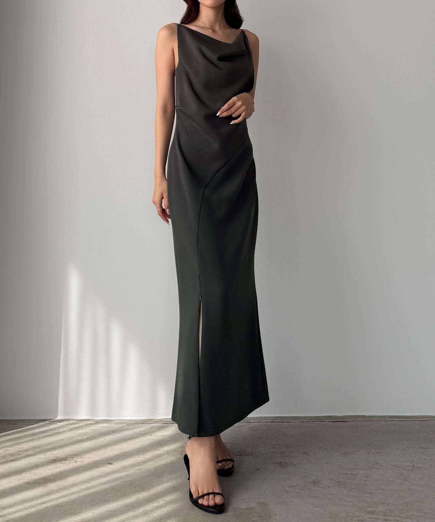 【ジュノア/JUNOAH】のLouere ドレープ前ファスナースリットキャミワンピース【一部ぺチスカートセット】 インテリア・キッズ・メンズ・レディースファッション・服の通販 founy(ファウニー) 　ファッション　Fashion　レディースファッション　Fashion for Women　スカート　Skirts　ドレープ　Drape, Draping Fabric　チャコール|ID: prp329100004976673 ipo3291000000037302629