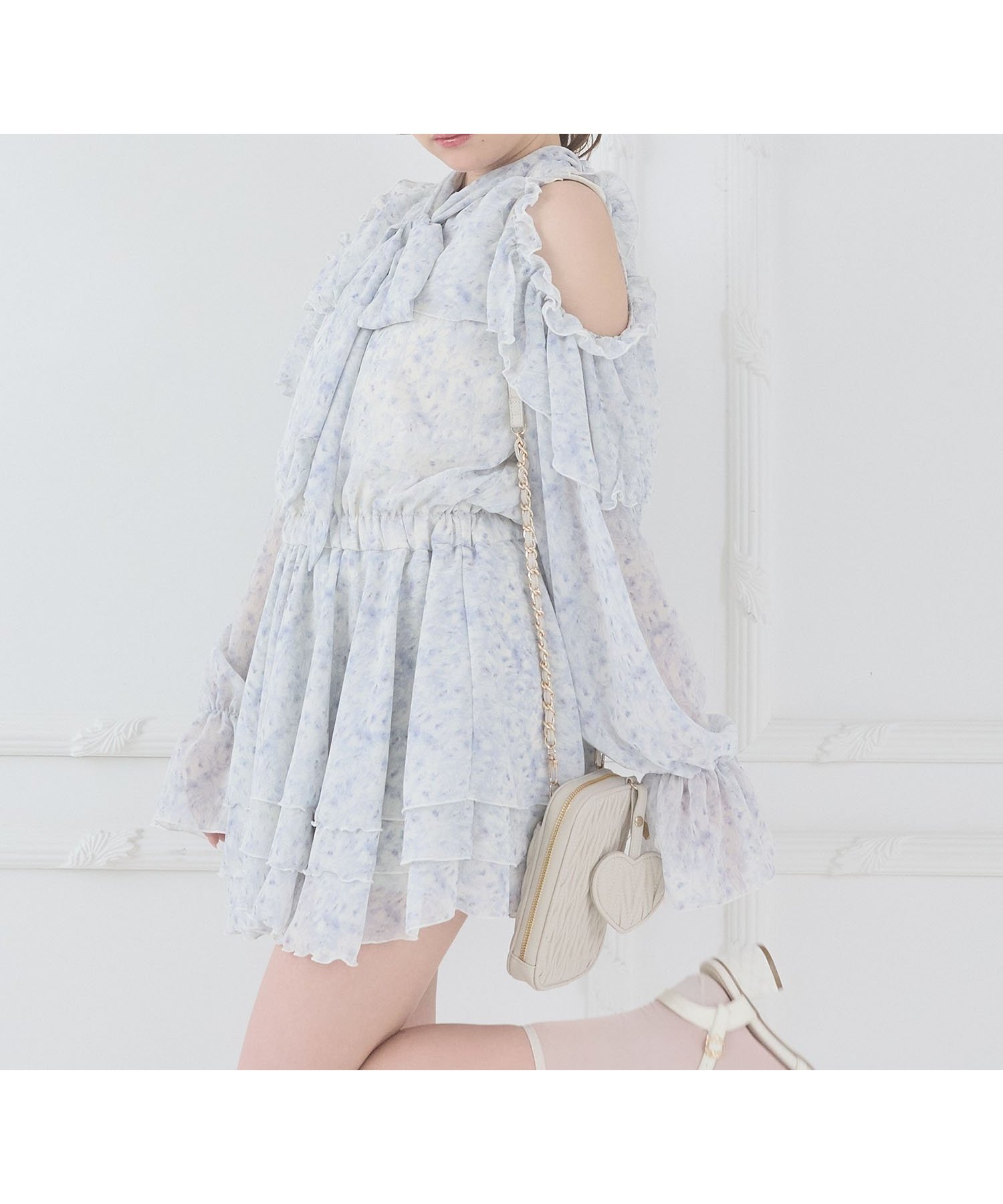 【マジェスティック レゴン/MAJESTIC LEGON】のアメスリフリルリボンミニワンピース インテリア・キッズ・メンズ・レディースファッション・服の通販 founy(ファウニー) 　ファッション　Fashion　レディースファッション　Fashion for Women　ワンピース　Dresses　ガーリー　Girly, Feminine Style　ダウン　Down, Puffer　デニム　Denim, Jeans Material　フィット　Fit, Slim Fit　フェミニン　Feminine, Girly　フリル　Frill, Ruffle　リボン　Ribbon, Bow　ロング　Long, Long-Length　再入荷　Restock / Back in Stock　おすすめ　Recommended / Our Picks　ブルー柄|ID: prp329100004976843 ipo3291000000037303213