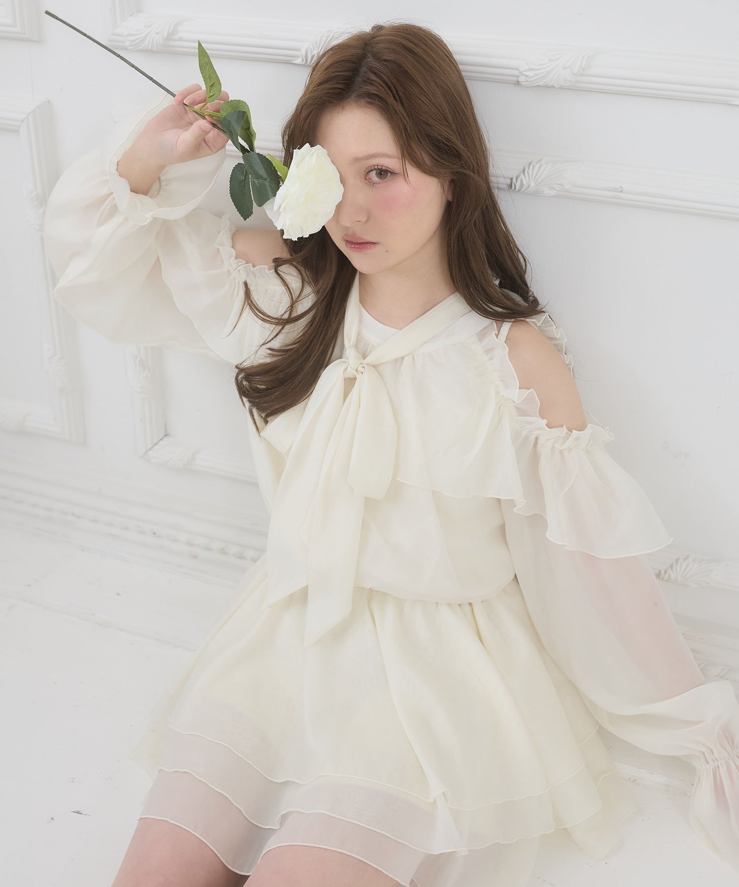 【マジェスティック レゴン/MAJESTIC LEGON】のアメスリフリルリボンミニワンピース インテリア・キッズ・メンズ・レディースファッション・服の通販 founy(ファウニー) 　ファッション　Fashion　レディースファッション　Fashion for Women　ワンピース　Dresses　ガーリー　Girly, Feminine Style　ダウン　Down, Puffer　デニム　Denim, Jeans Material　フィット　Fit, Slim Fit　フェミニン　Feminine, Girly　フリル　Frill, Ruffle　リボン　Ribbon, Bow　ロング　Long, Long-Length　再入荷　Restock / Back in Stock　おすすめ　Recommended / Our Picks　アイボリー|ID: prp329100004976843 ipo3291000000037303214