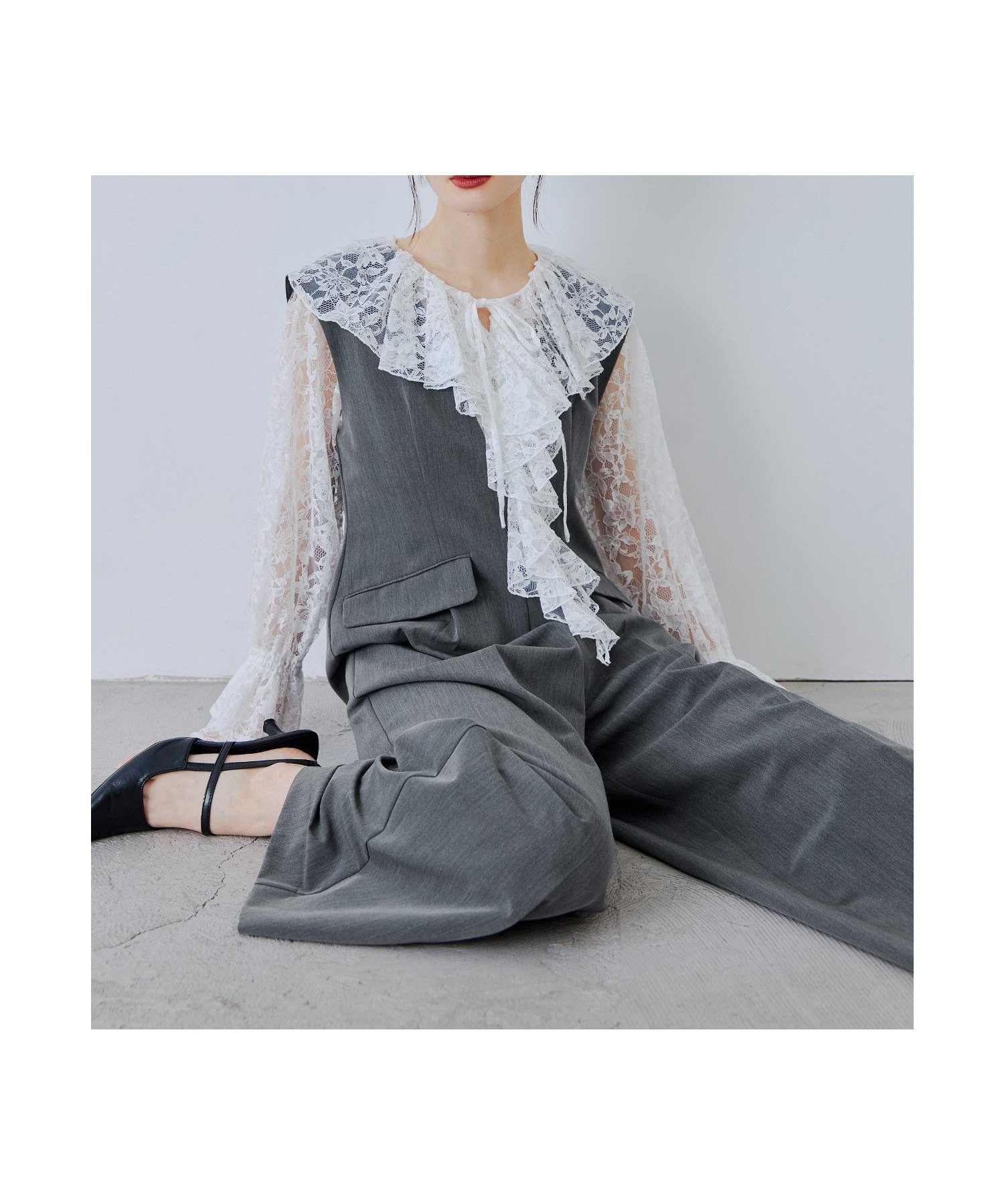 【ビーフラット/bflat】のレースラッフルオールインワンドレス 2点セット パンツドレス セットアップ 結婚式 インテリア・キッズ・メンズ・レディースファッション・服の通販 founy(ファウニー) 　ファッション　Fashion　レディースファッション　Fashion for Women　セットアップ　Matching Sets　レディースパンツ・ボトムス　Pants & Trousers / Bottoms　スリーブ　Sleeve, Long Sleeve / Short Sleeve　セットアップ　Set-Up, Coordinated Outfit　ドレス　Dress, One-Piece　フラップ　Flap, Flap Pocket　フレア　Flare, Flared　フロント　Front, Front Design　ポケット　Pocket, Pocket Detail　ラッフル　Ruffle, Frill　レース　Lace, Lace Fabric　おすすめ　Recommended / Our Picks　エレガント 上品　Elegant　セレモニー　Ceremony　結婚式　Wedding　披露宴　Wedding Reception　二次会　After Party　グレー|ID: prp329100004976857 ipo3291000000037303267