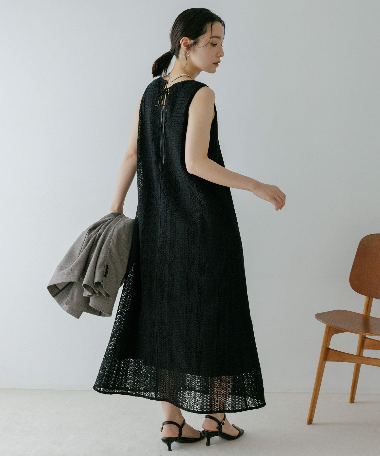 【アンデミュウ/Andemiu】のレースノースリーブワンピース インテリア・キッズ・メンズ・レディースファッション・服の通販 founy(ファウニー) 　ファッション　Fashion　レディースファッション　Fashion for Women　ワンピース　Dresses　アクセサリー　Fashion Accessories　カーディガン　Cardigan, Knitwear　シンプル　Simple, Minimal　スタイリッシュ　Stylish, Fashionable　ストライプ　Stripe, Striped Pattern　リラックス　Relax, Relaxed Fit　レース　Lace, Lace Fabric　ロング　Long, Long-Length　夏　Summer　ブラック|ID: prp329100004976928 ipo3291000000037303504