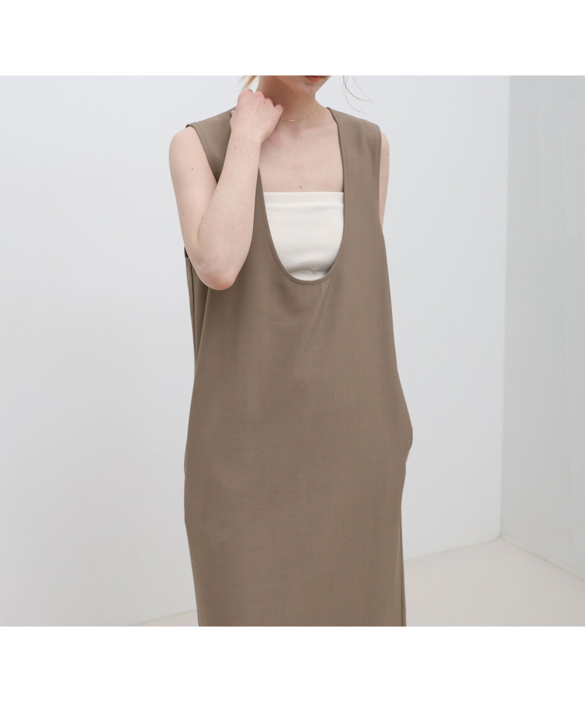 【セレクトモカ/SELECT MOCA】のバックスリットUネックロングワンピース インテリア・キッズ・メンズ・レディースファッション・服の通販 founy(ファウニー) 　ファッション　Fashion　レディースファッション　Fashion for Women　ワンピース　Dresses　おすすめ　Recommended / Our Picks　インナー　Innerwear　カーディガン　Cardigan, Knitwear　シンプル　Simple, Minimal　ジャケット　Jacket, Outerwear　ストレート　Straight, Straight Cut　スリット　Slit, Slit Detail　タンク　Tank Top, Sleeveless Top　デコルテ　Décolleté, Neckline　エレガント 上品　Elegant　ブラウン-800|ID: prp329100004976938 ipo3291000000037303538