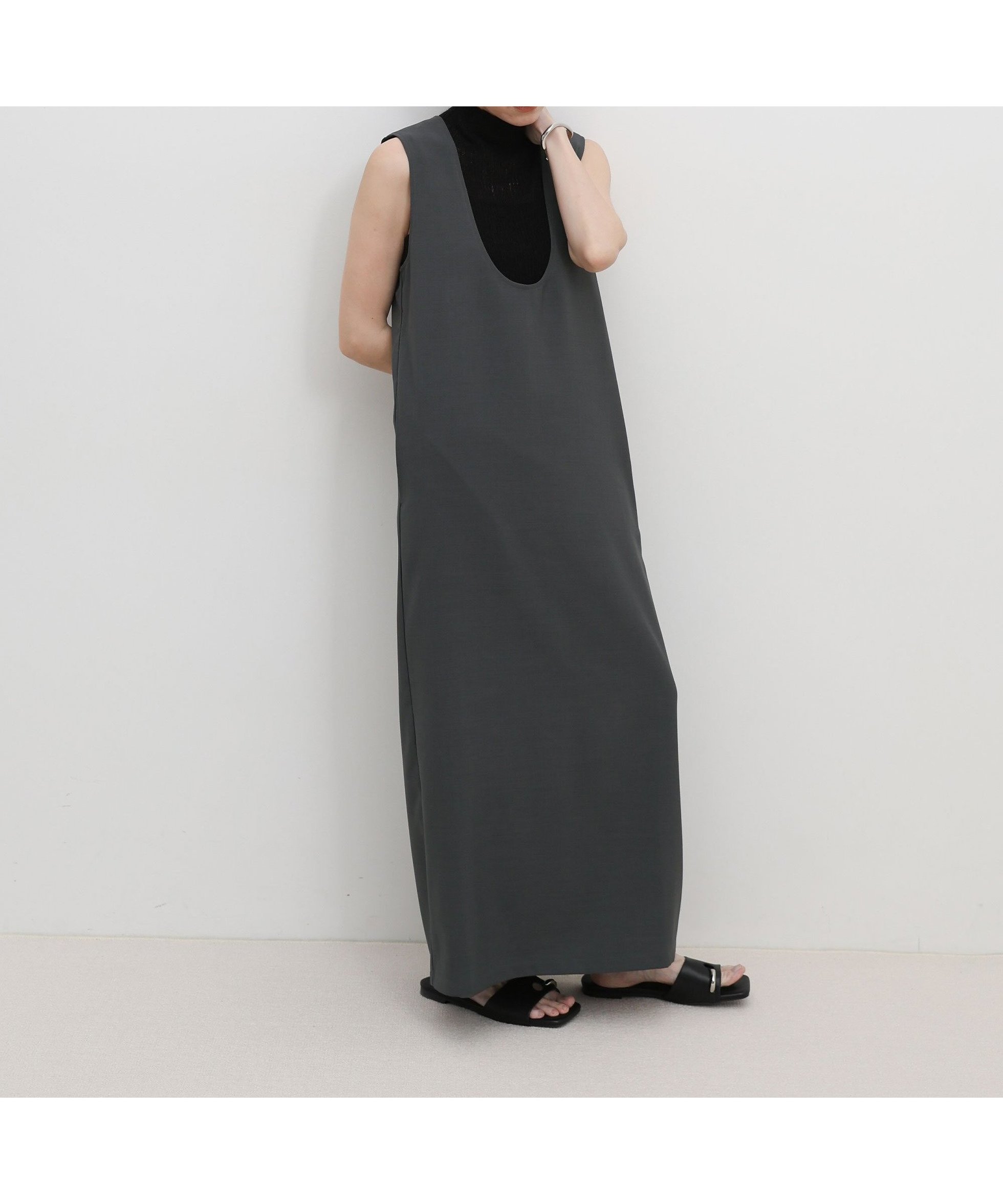 【セレクトモカ/SELECT MOCA】のバックスリットUネックロングワンピース インテリア・キッズ・メンズ・レディースファッション・服の通販 founy(ファウニー) 　ファッション　Fashion　レディースファッション　Fashion for Women　ワンピース　Dresses　おすすめ　Recommended / Our Picks　インナー　Innerwear　カーディガン　Cardigan, Knitwear　シンプル　Simple, Minimal　ジャケット　Jacket, Outerwear　ストレート　Straight, Straight Cut　スリット　Slit, Slit Detail　タンク　Tank Top, Sleeveless Top　デコルテ　Décolleté, Neckline　エレガント 上品　Elegant　ブラック-990|ID: prp329100004976938 ipo3291000000037303539
