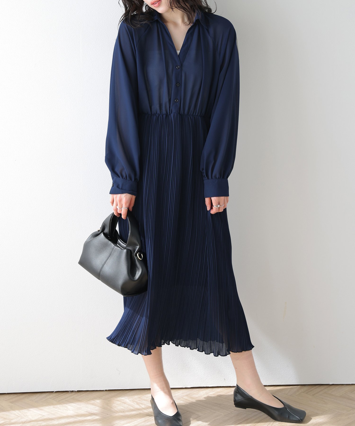 【ラジュール/Lajour】のジョーゼット プリーツ ドッキング ワンピース インテリア・キッズ・メンズ・レディースファッション・服の通販 founy(ファウニー) 　ファッション　Fashion　レディースファッション　Fashion for Women　ワンピース　Dresses　2026年　2026　2026春夏・S/S　Spring/Summer 2026 SS26　ジョーゼット　Georgette, Semi-Sheer Fabric　ドッキング　Docking, Mixed Material　ドレープ　Drape, Draping Fabric　プリーツ　Pleats, Pleated　エレガント 上品　Elegant　ネイビー|ID: prp329100004977263 ipo3291000000037304638