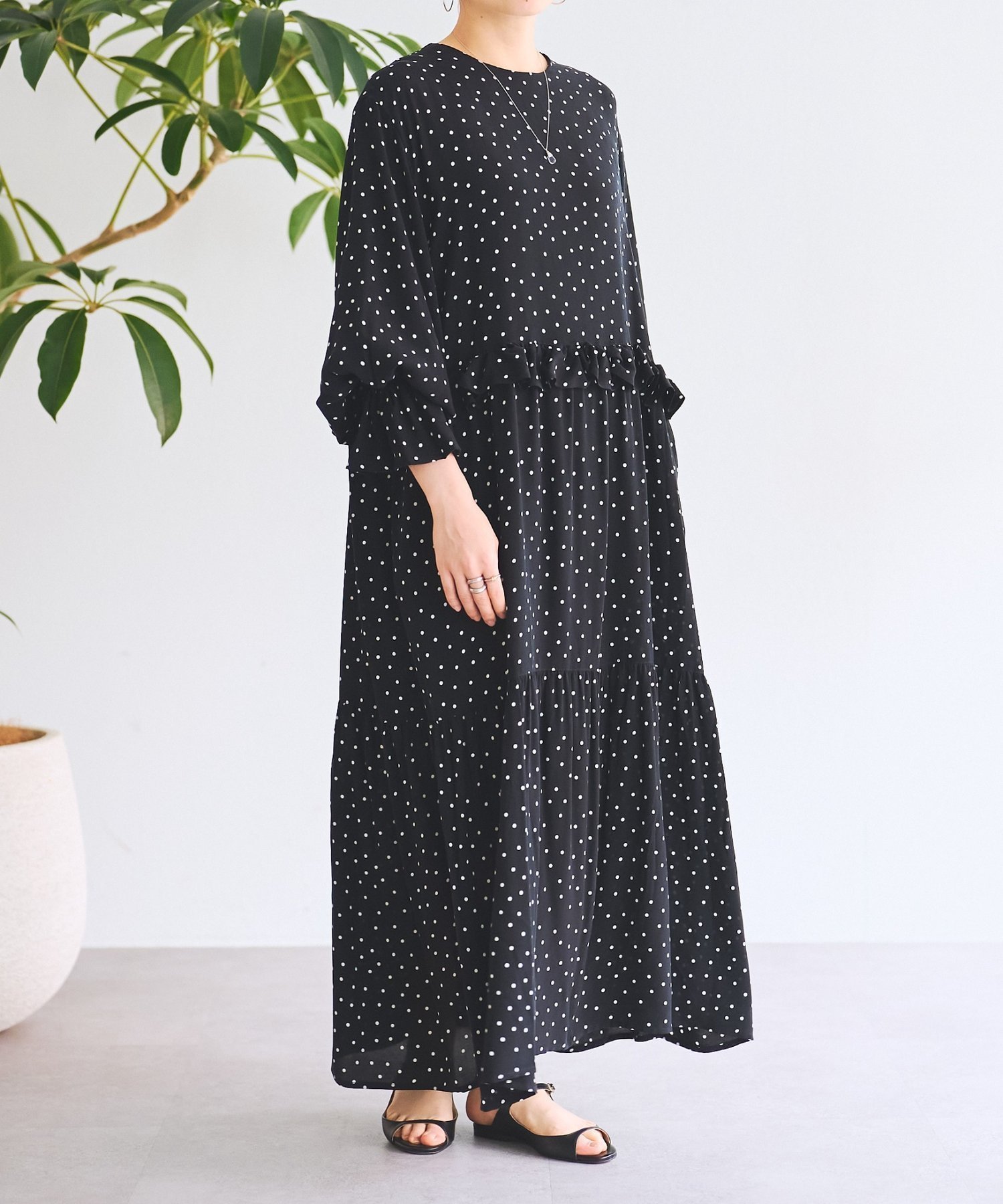 【ビアズリー/BEARDSLEY】のフリルコンビワンピース インテリア・キッズ・メンズ・レディースファッション・服の通販 founy(ファウニー) 　ファッション　Fashion　レディースファッション　Fashion for Women　ワンピース　Dresses　キュプラ　Cupro, Eco Fabric　ギャザー　Gathered, Ruffled　ドット　Polka Dot, Dot Pattern　フリル　Frill, Ruffle　ポケット　Pocket, Pocket Detail　モノトーン　Monotone, Black and White　ランダム　Random, Irregular　リボン　Ribbon, Bow　リラックス　Relax, Relaxed Fit　再入荷　Restock / Back in Stock　エレガント 上品　Elegant　ブラック|ID: prp329100004977499 ipo3291000000037305488